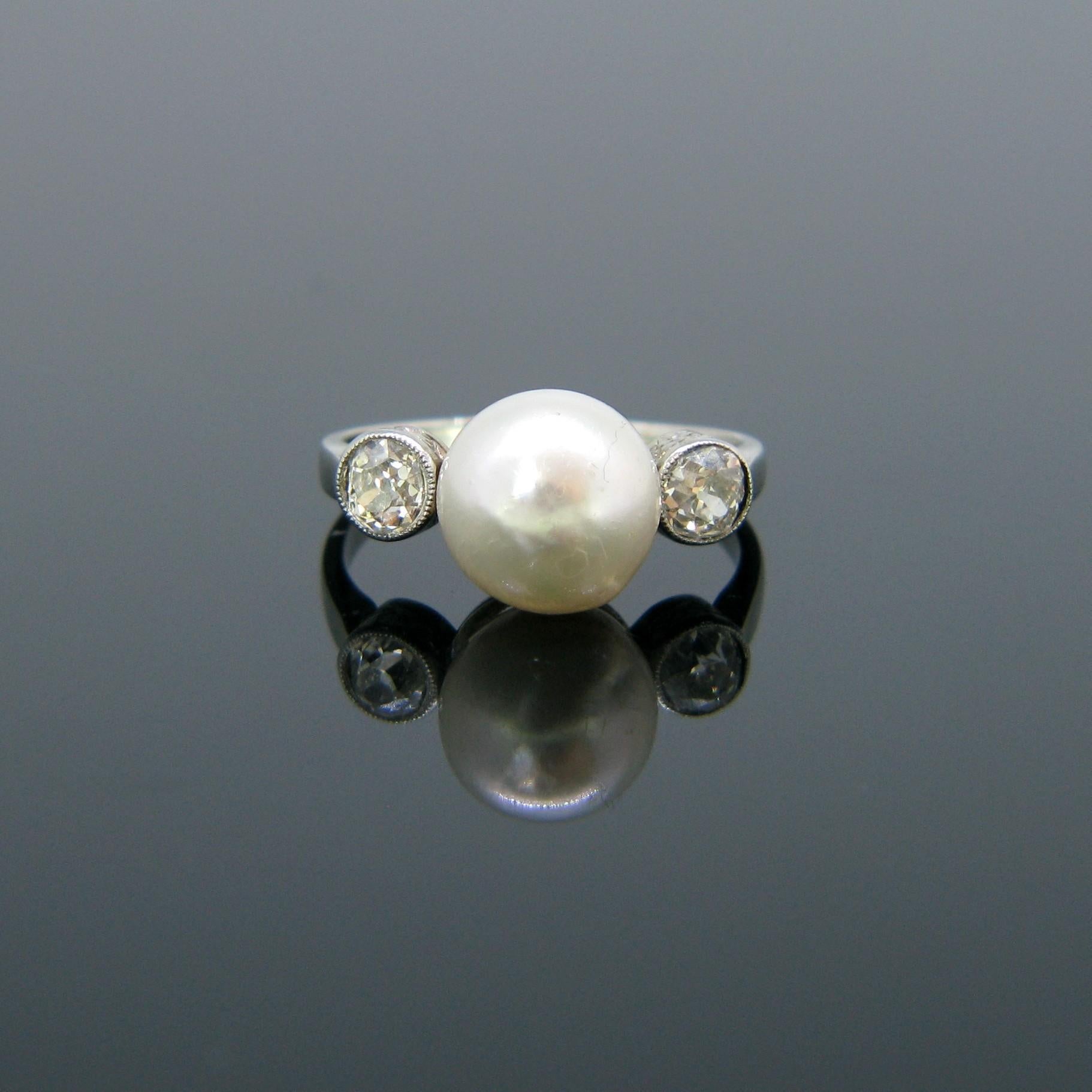 Weight: 	4.1gr

Metal:	Platinum
	18kt White Gold

Condition:	Very Good

Stones:		1 Cultured Pearl
•	Diameter:	8.60mm / 0.38in

Other Stones:		2 Diamonds
•	Cut:	Old Mine Cut
•	Total Carat Weight: 0.50ct approx.