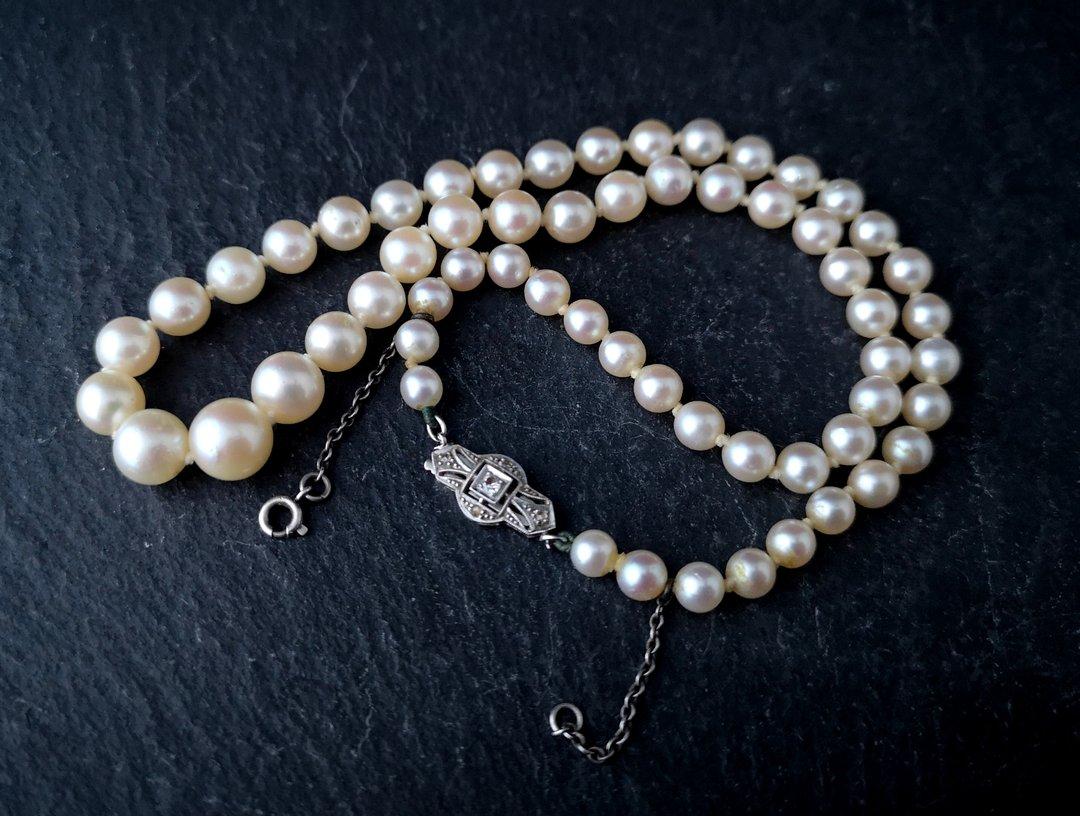 Art Deco Cultured Pearl Necklace, 14 Karat White Gold and Diamond Clasp In Fair Condition In NEWARK, GB