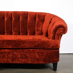 Art-Déco-Sofa mit geschwungenem Rücken, geschwungenen Armlehnen und ebonisierten, sich verjüngenden Stützen