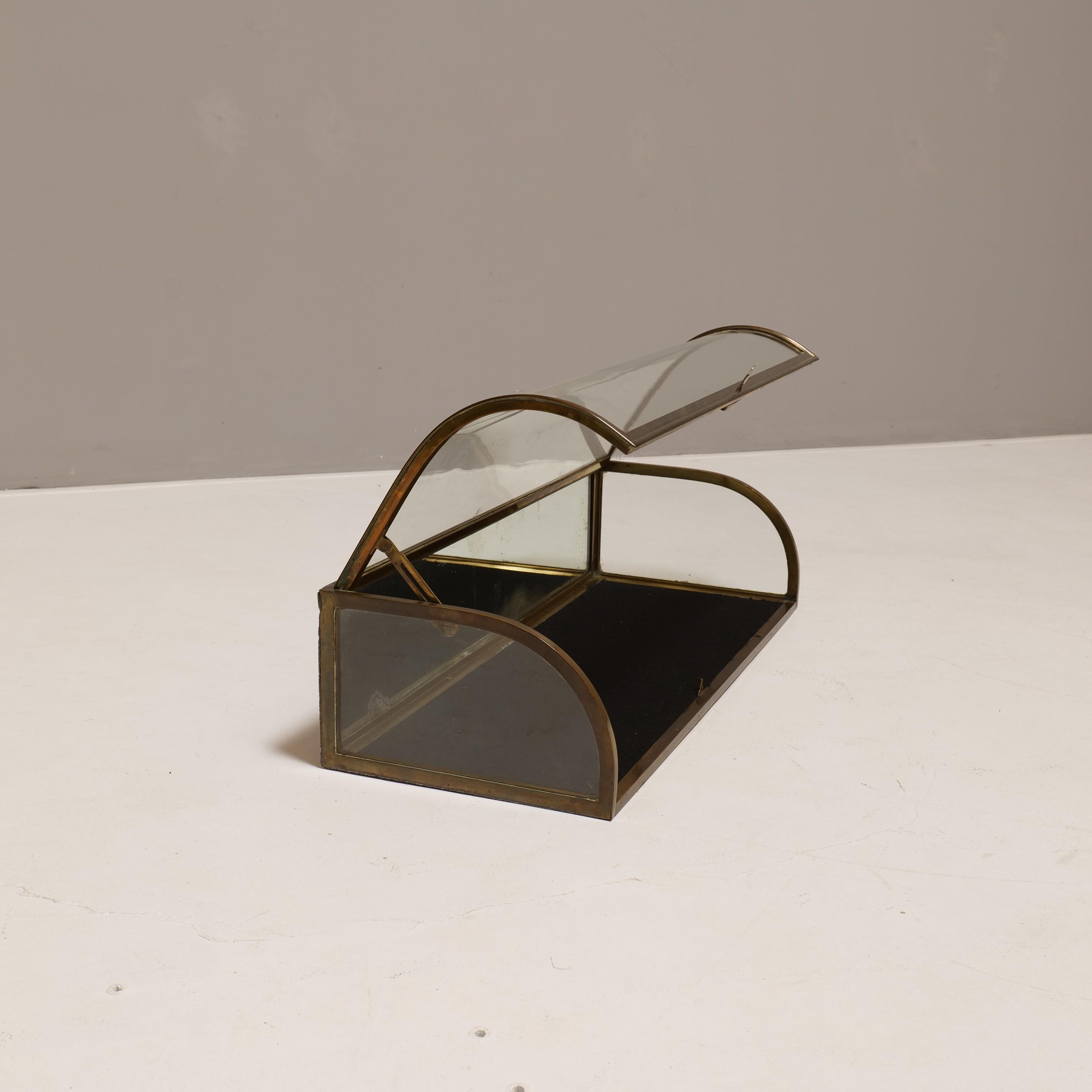 Art-Déco-Schmuckkästchen aus geschwungenem Glas von Paris, 1920er Jahre (Art déco) im Angebot