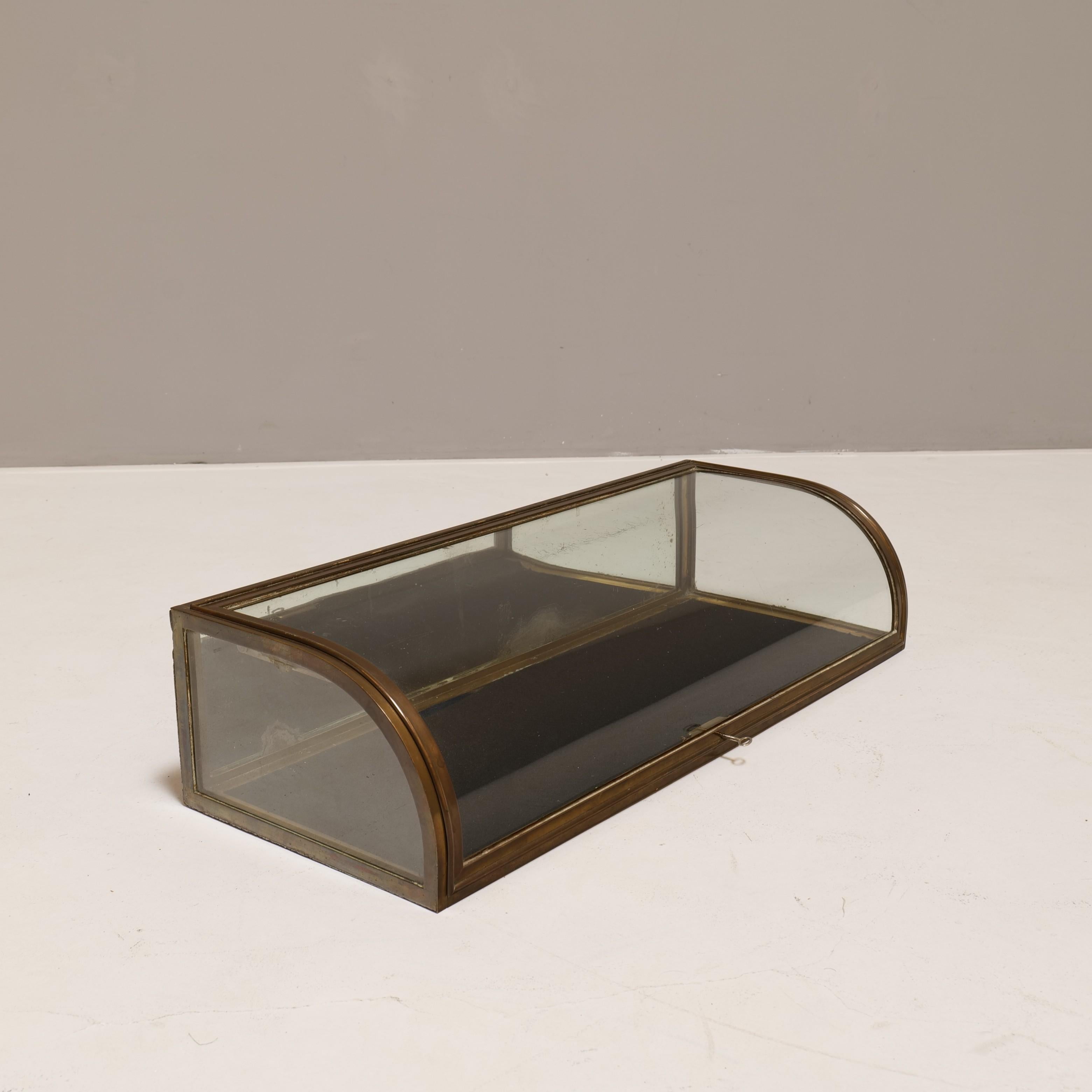 Art Deco Curved Glas Jewelry Display Counter by Paris, 1920's In Good Condition In Saarbrücken, SL