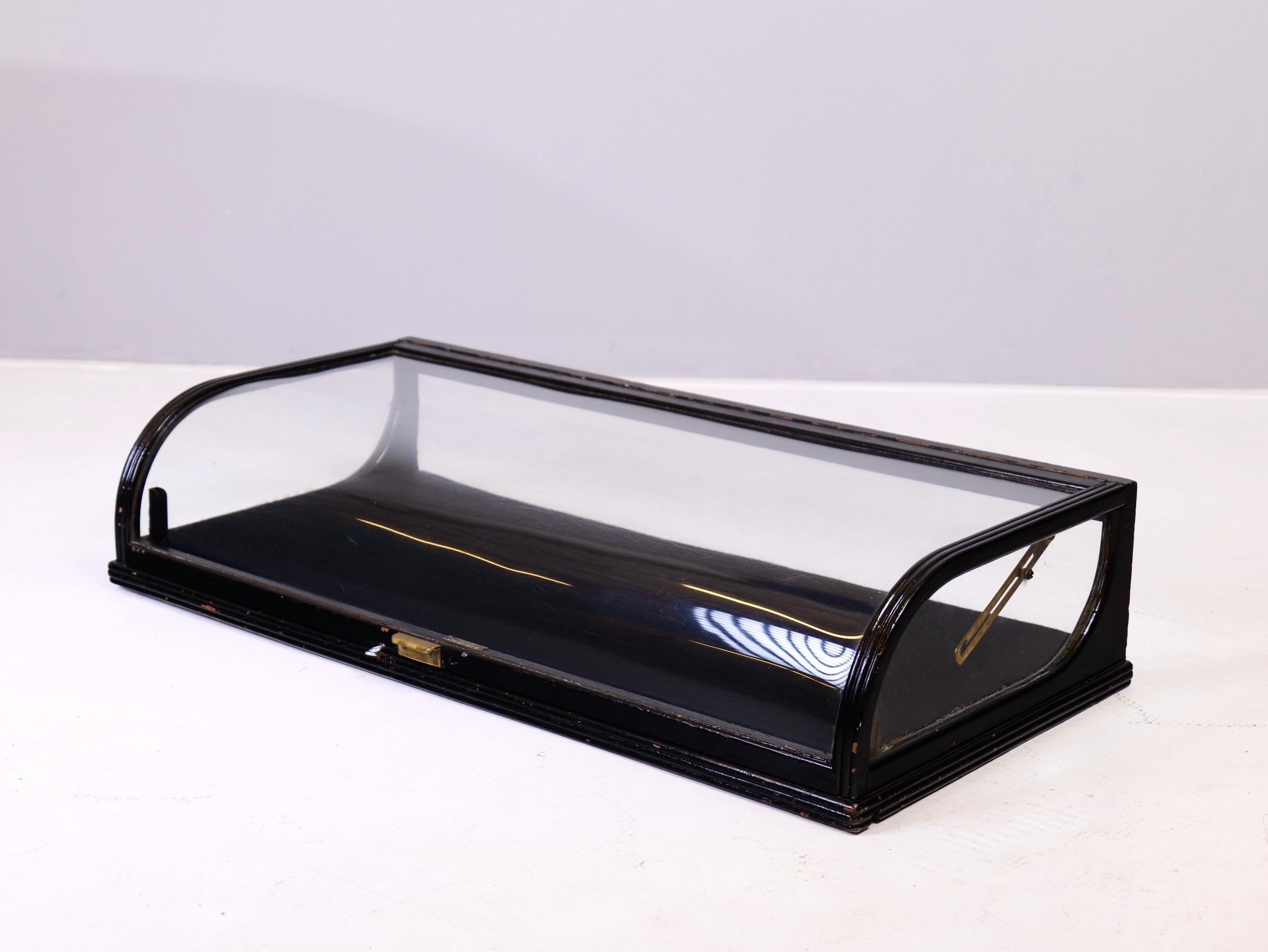 Art Deco Curved Glas Jewelry Display Counter by T. Louis, Paris, 1930's For Sale 1