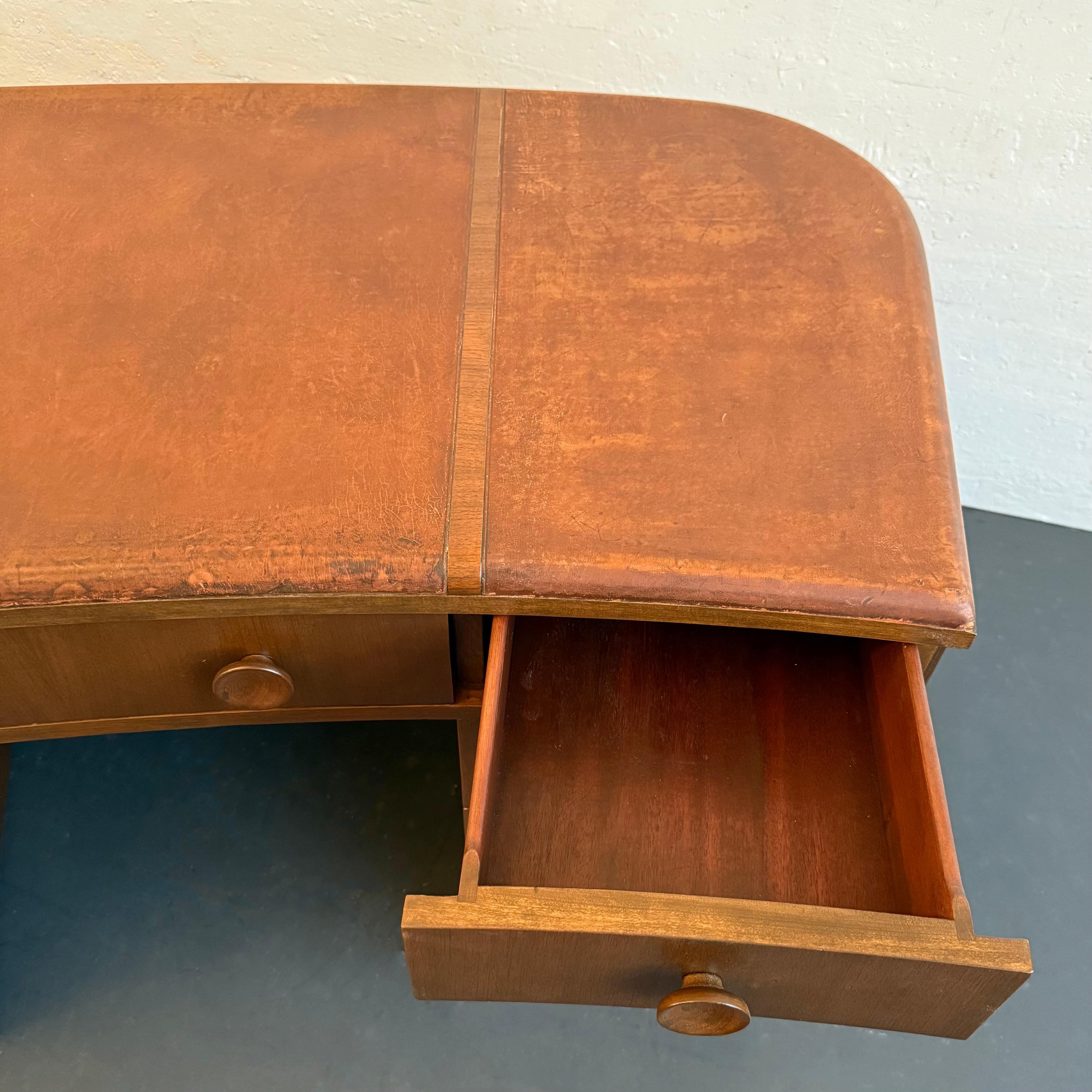 Escritorio ejecutivo Art Decó curvado de caoba con tapa de cuero en venta 8