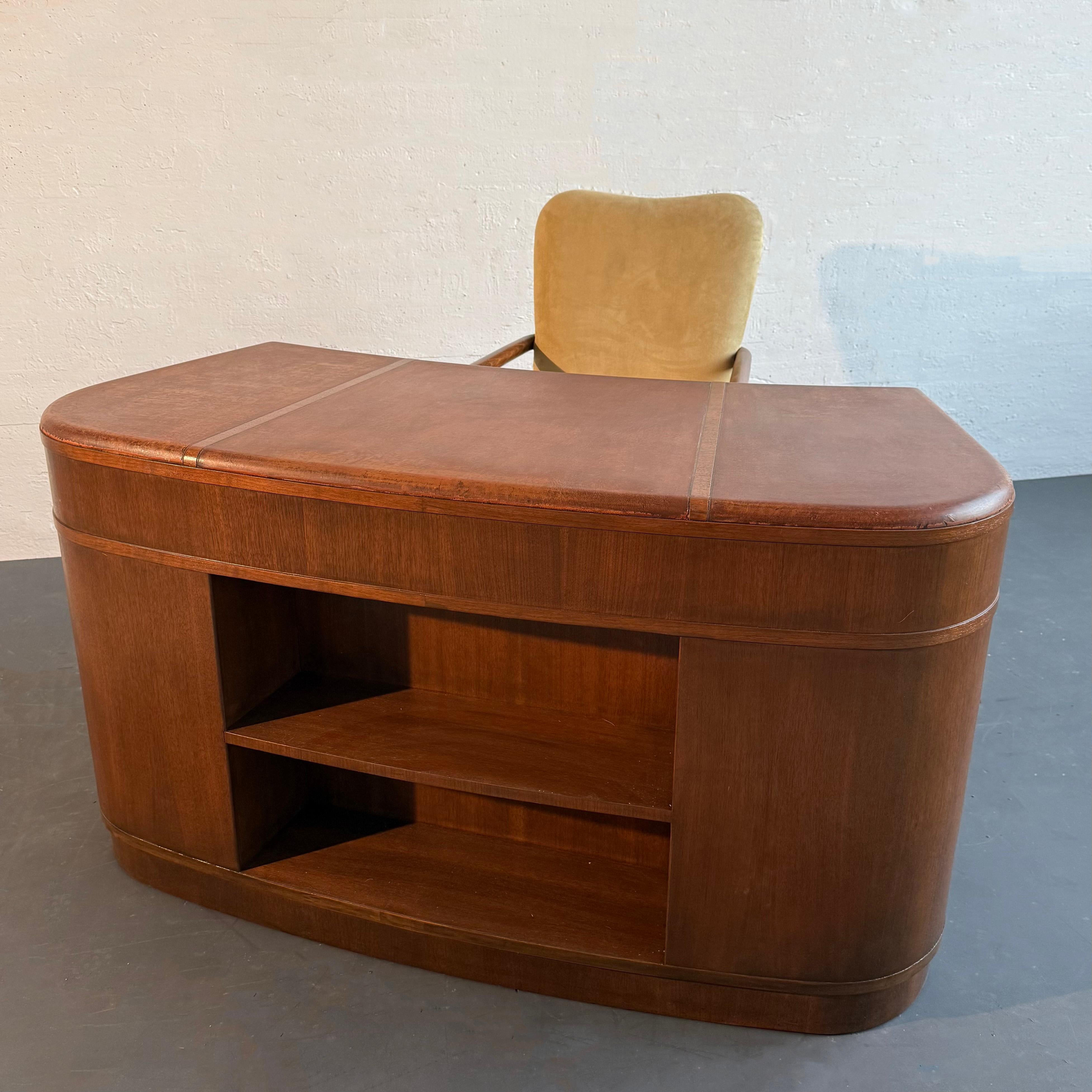 Escritorio ejecutivo Art Decó curvado de caoba con tapa de cuero siglo XX en venta