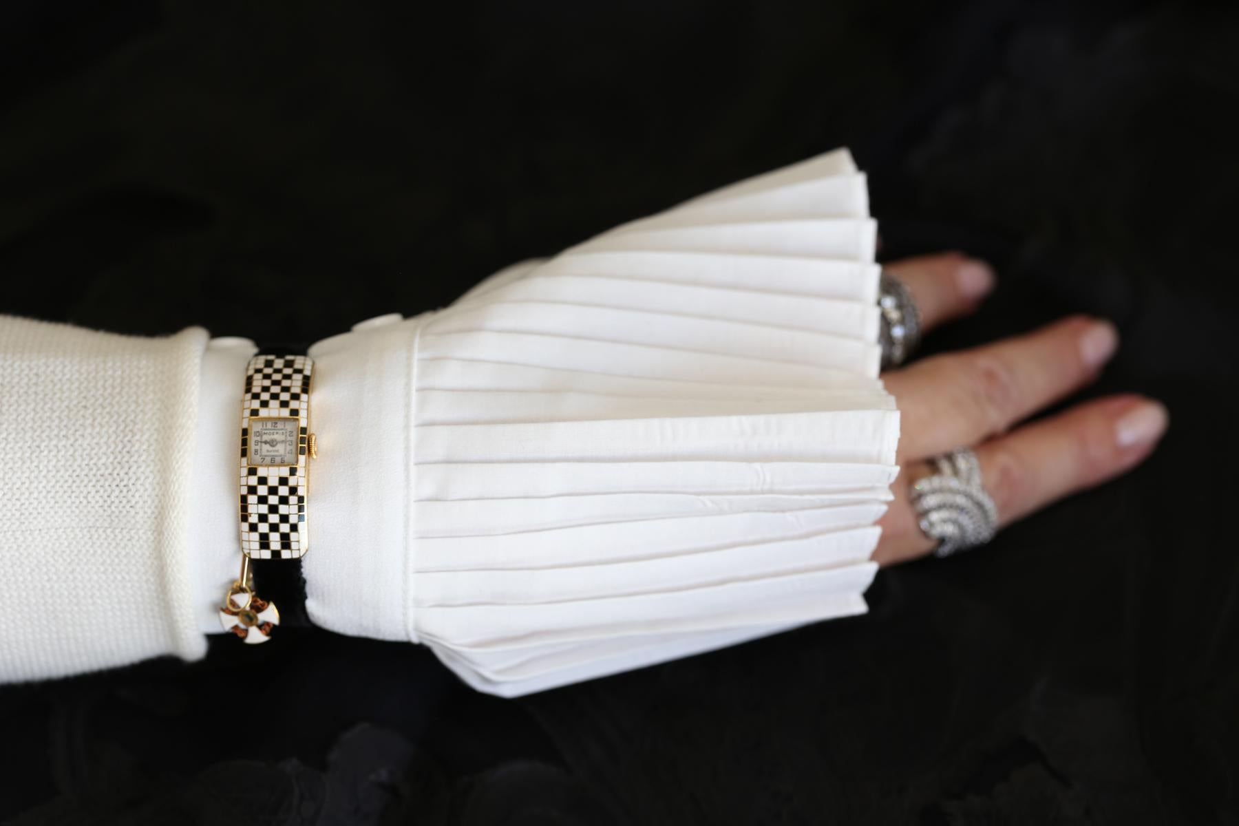 Art Déco Moeris Ladies curvo con smalto a croce per orologi, 1910 in vendita 8