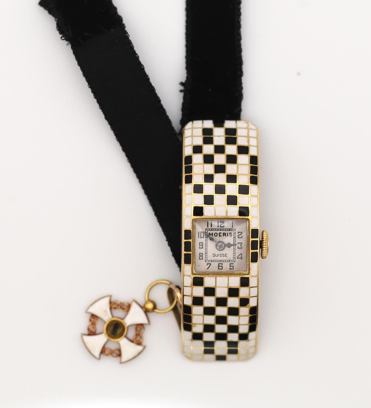 Boîte à montres en émail bombé Moeris pour dames, 1910

Montre-bracelet de dame Art déco en émail сheckered. Présenté dans une boîte d'époque avec un insert spécial pour le maintenir debout. L'artisanat est de très haut niveau, même les flancs sont