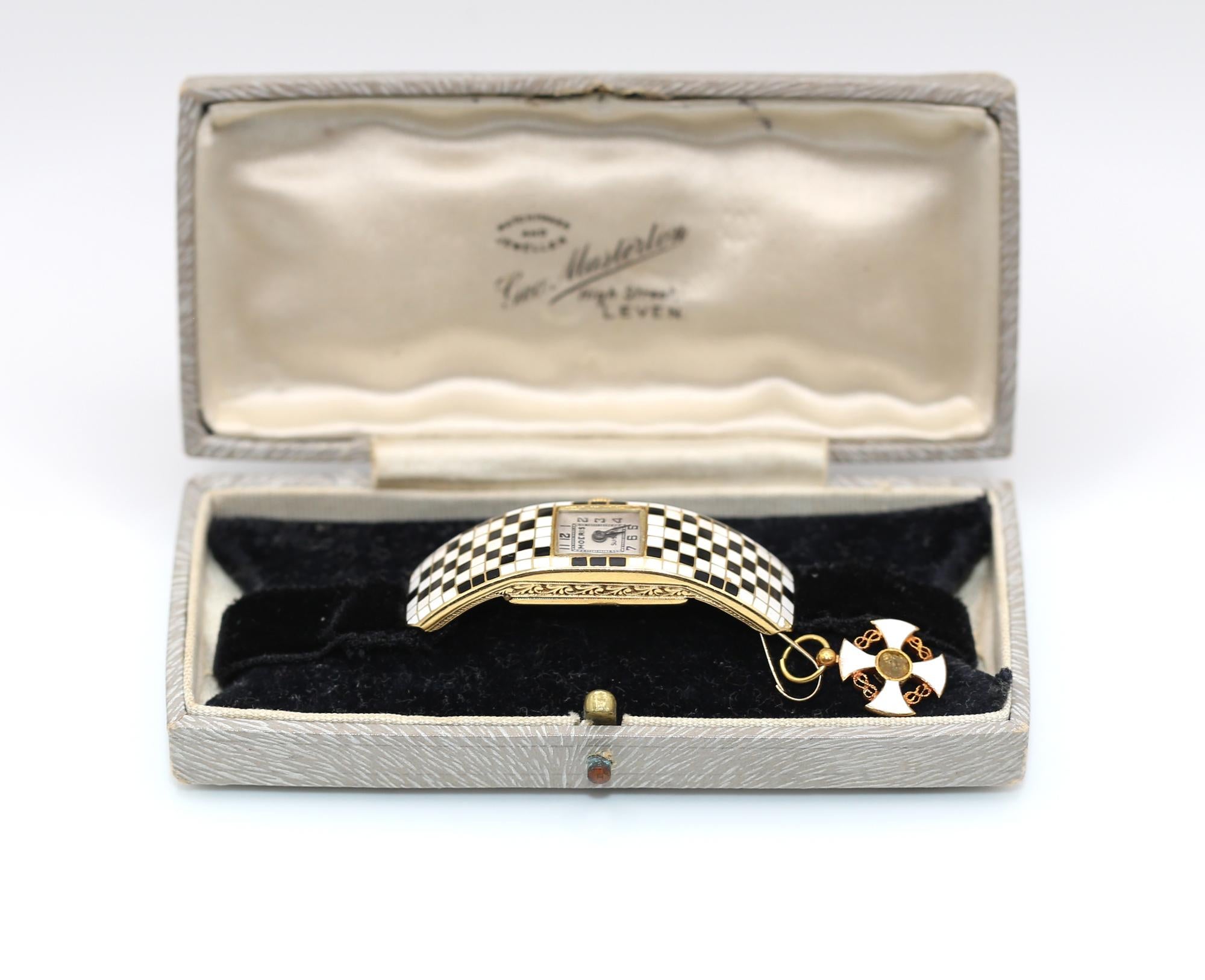 Boîte à montres en émail de Moeris pour dames, 1910 en vente 4