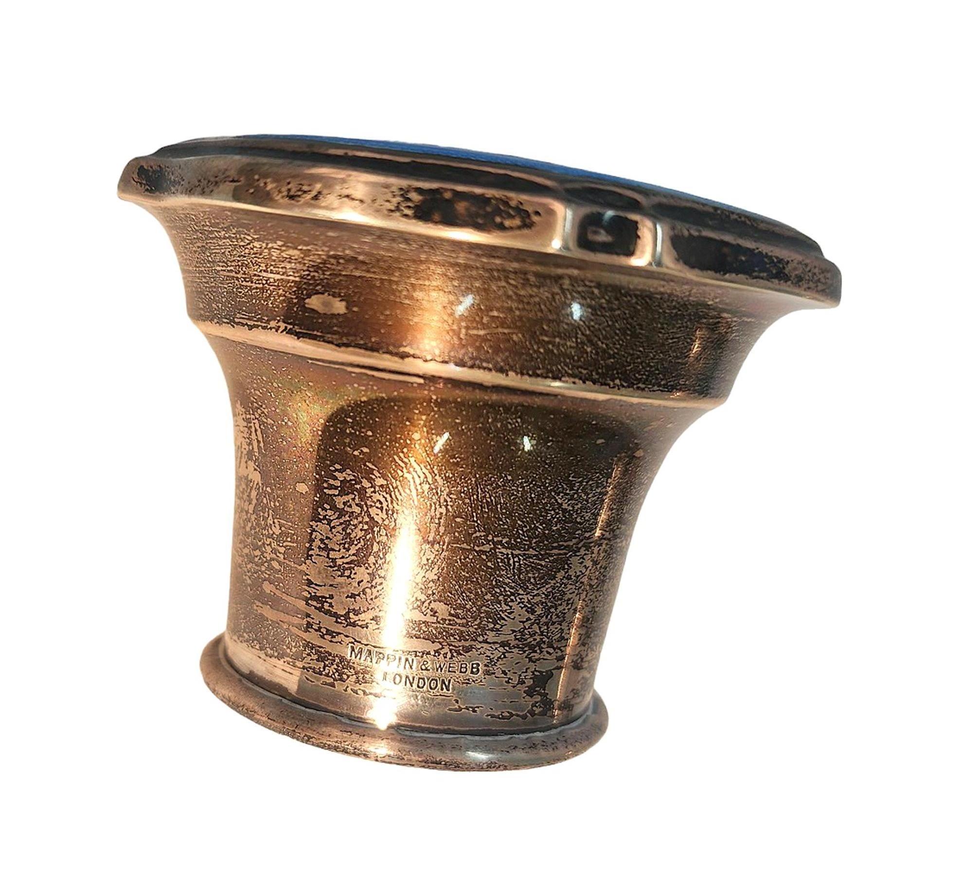 Botella Art Déco de Cristal Tallado con Esmalte y Tapa de Plata de Mappin & Webb, Inglaterra principios del siglo XX en venta