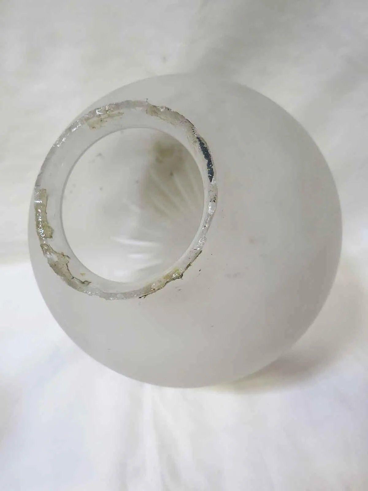 Verre Pendentif globe en cristal taillé et dépoli pour plafond Art Déco en vente