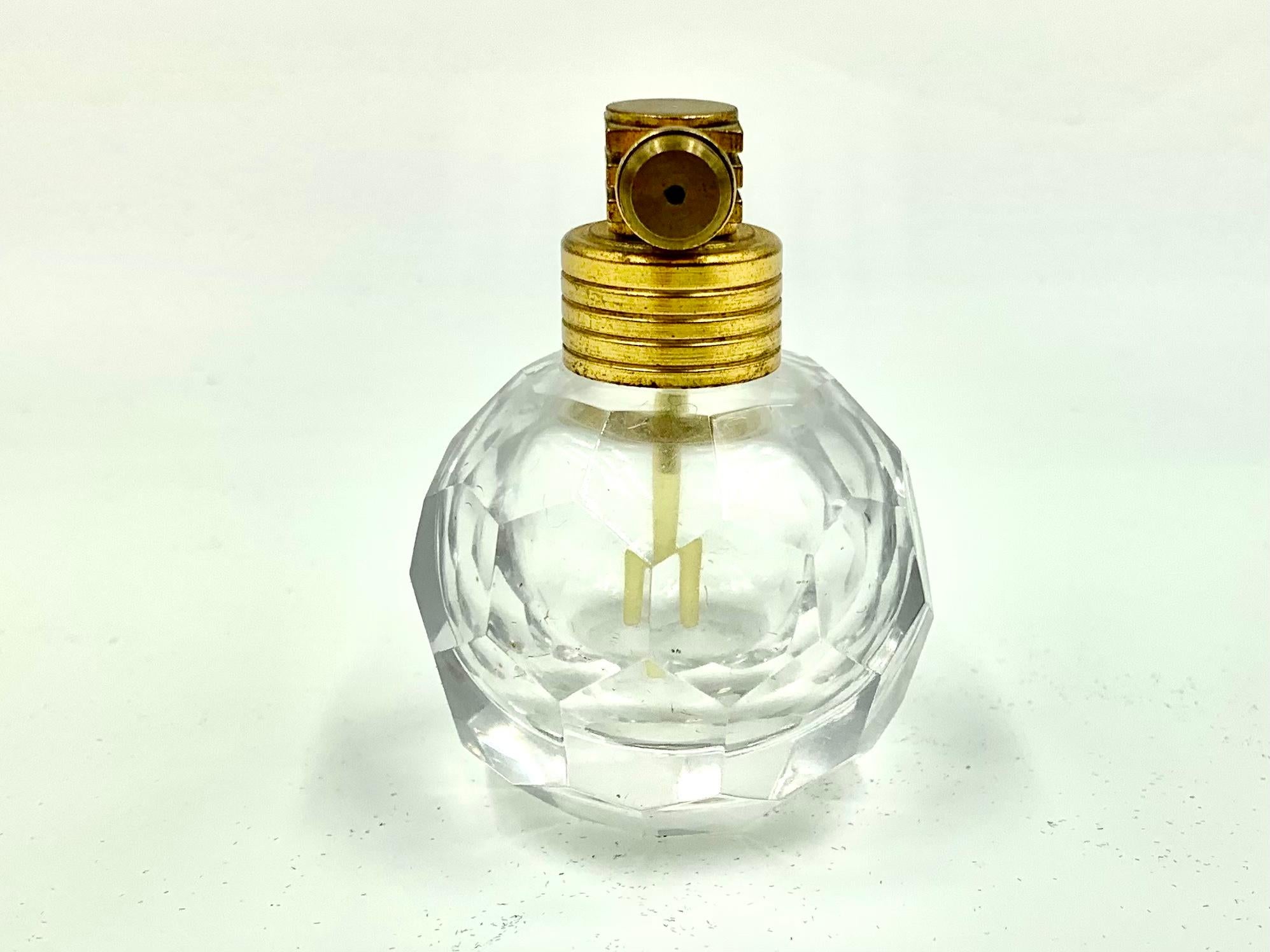 Beautiful diminutive Art Deco period cut crystal perfume bottle atomiser with high quality stylized gilt bronze top and handcut honeycomb pattern crystal body. Baccarat quality.
Early 20th century
Rare Size, perfect for fine perfume and a stunning