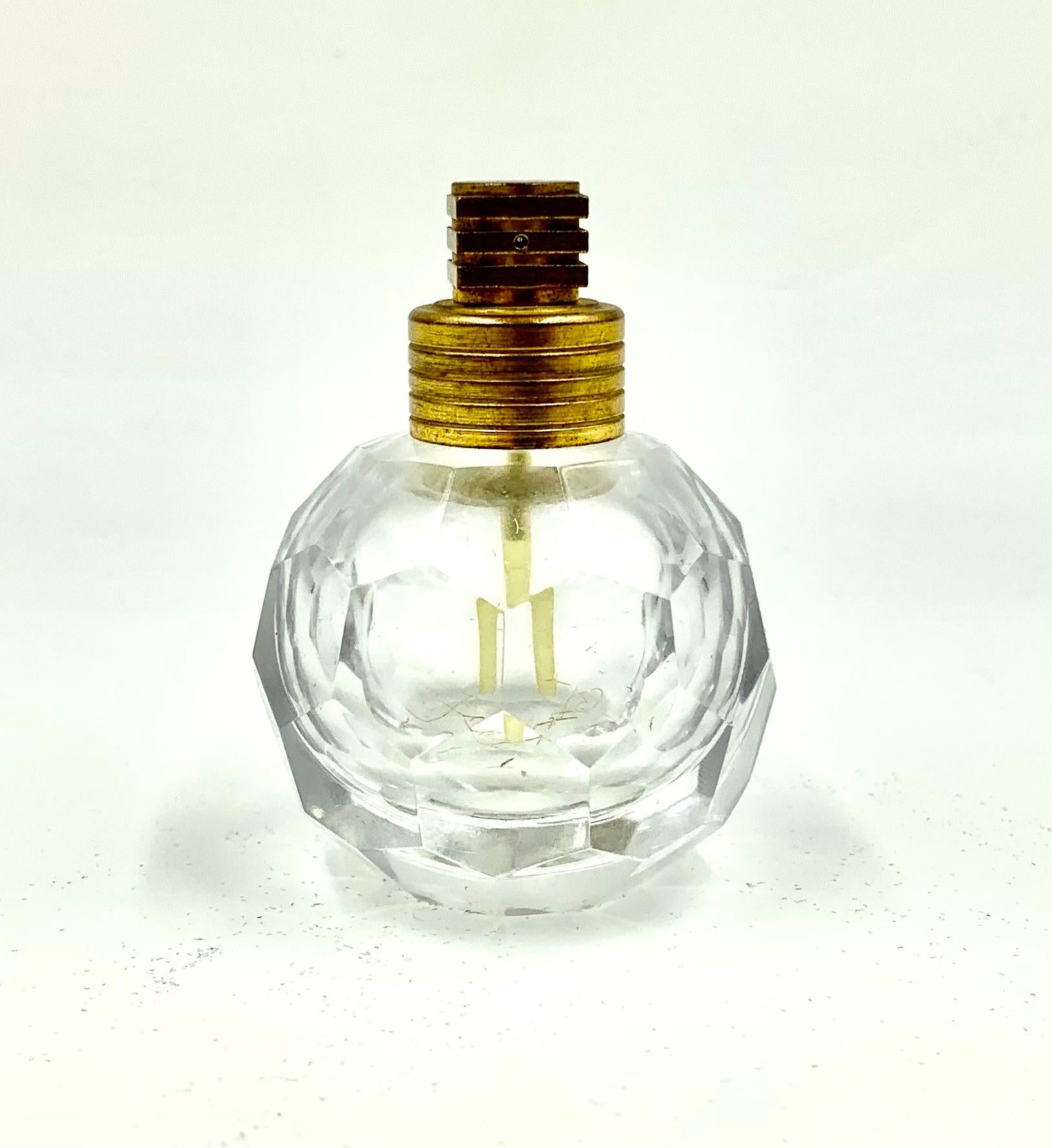 Art Deco Cut Crystal Honeycomb Pattern Perfume Bottle Atomiser In Good Condition For Sale In New York, NY