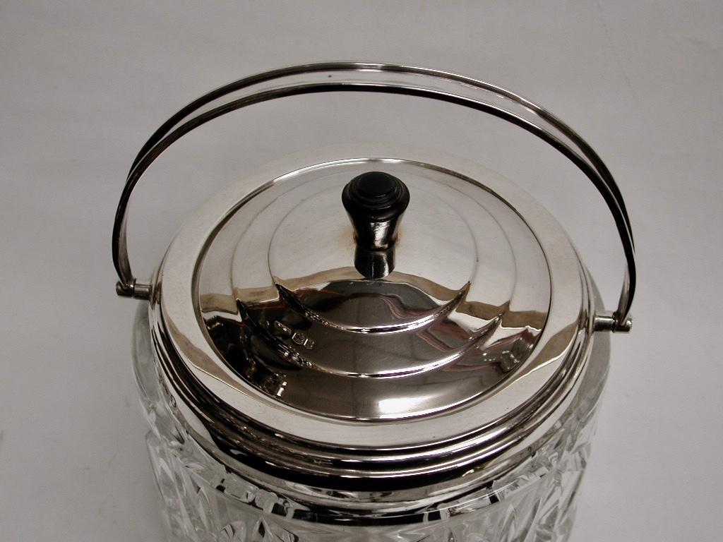 Barril para galletas de vidrio tallado Art Decó y plata, Fechado en 1935, ensayado en Sheffield
Fabricado por Charles William Fletcher con un aspecto muy de los años 30.
El pomo de la parte superior es de baker lite.