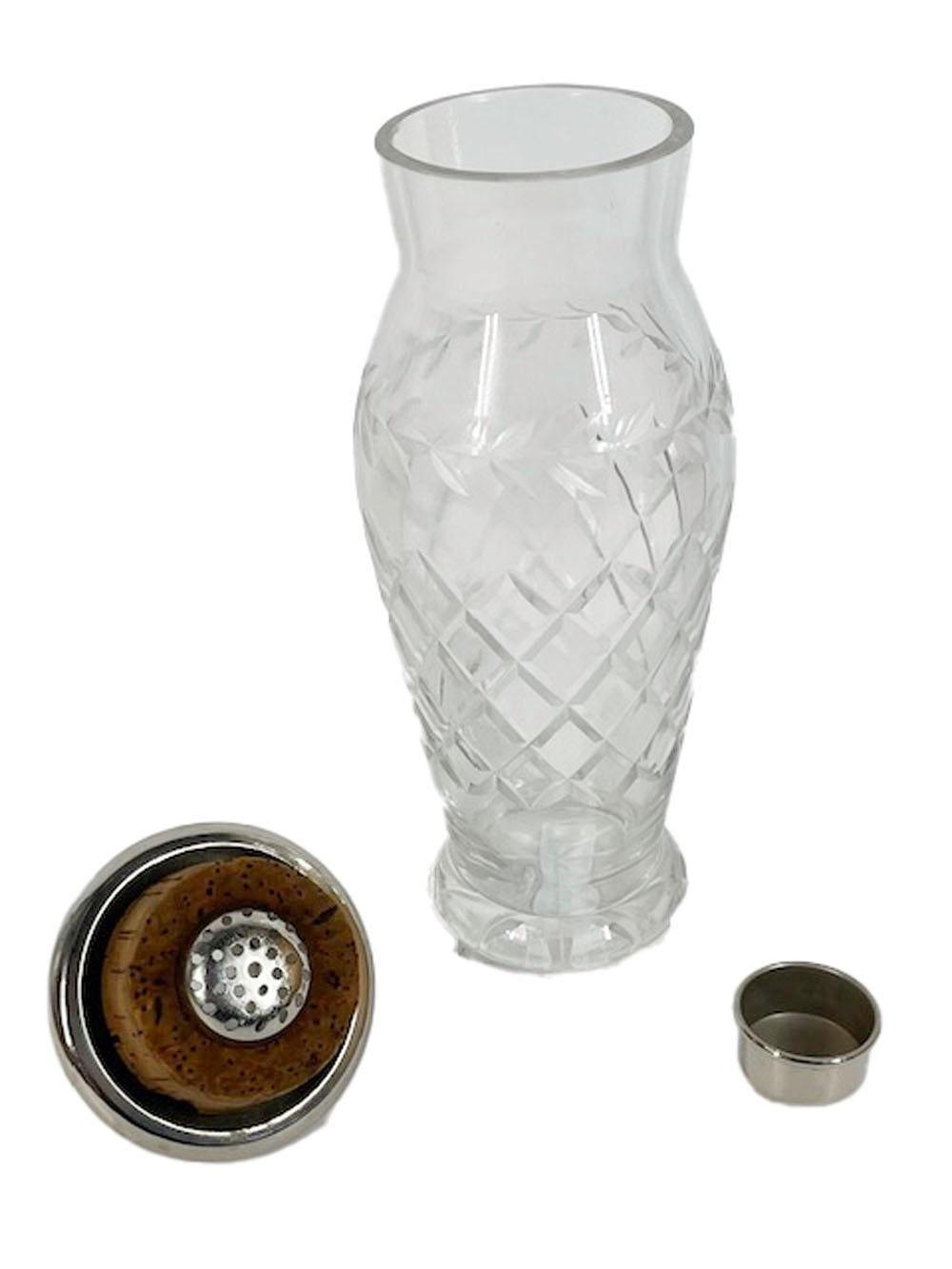 20ième siècle Shaker à cocktail en verre taillé Art Déco avec couvercle en métal argenté en vente