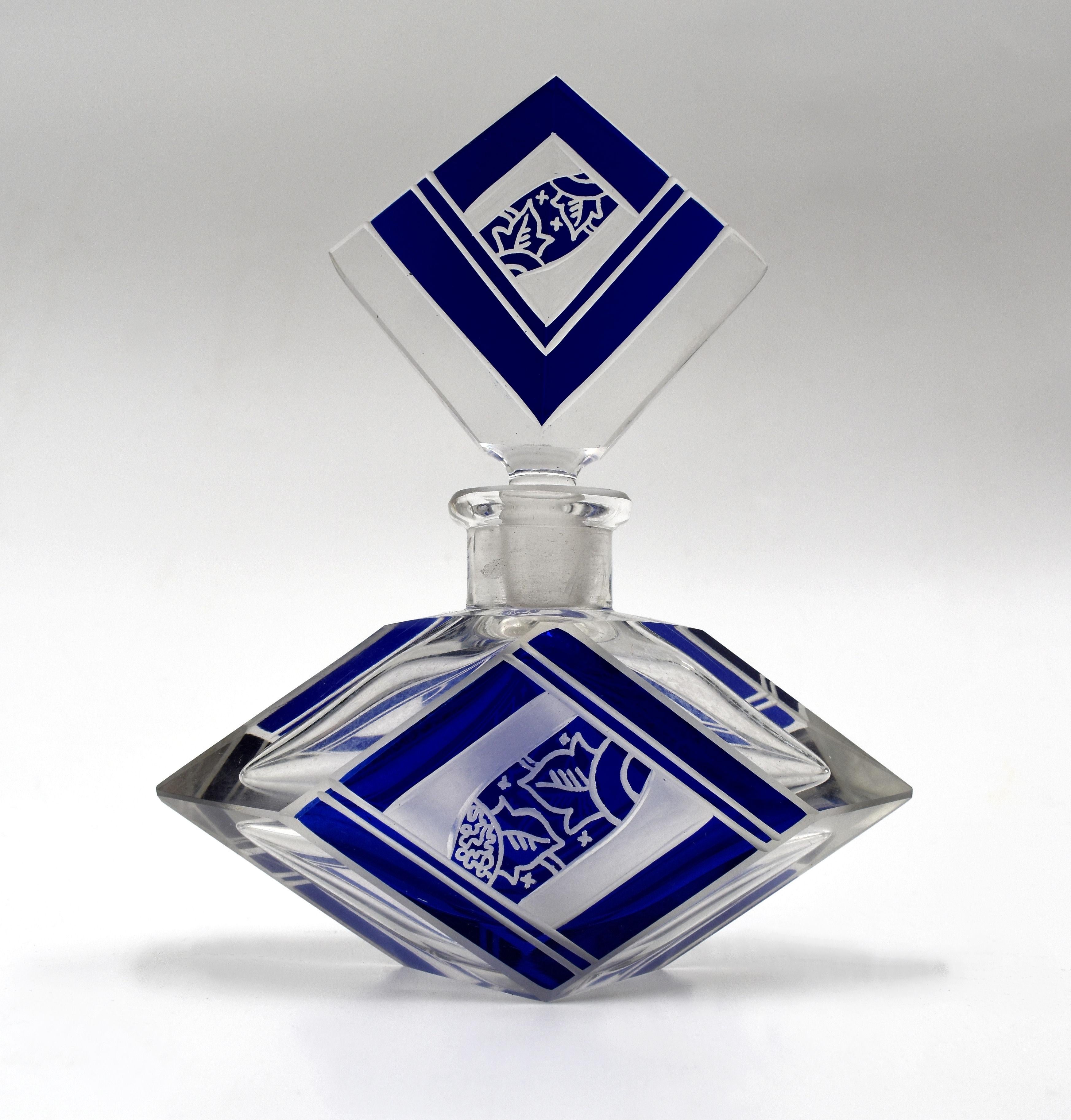 Tchèque Flacon de parfum en verre taillé Art Déco de Karl Palda, C1930 en vente