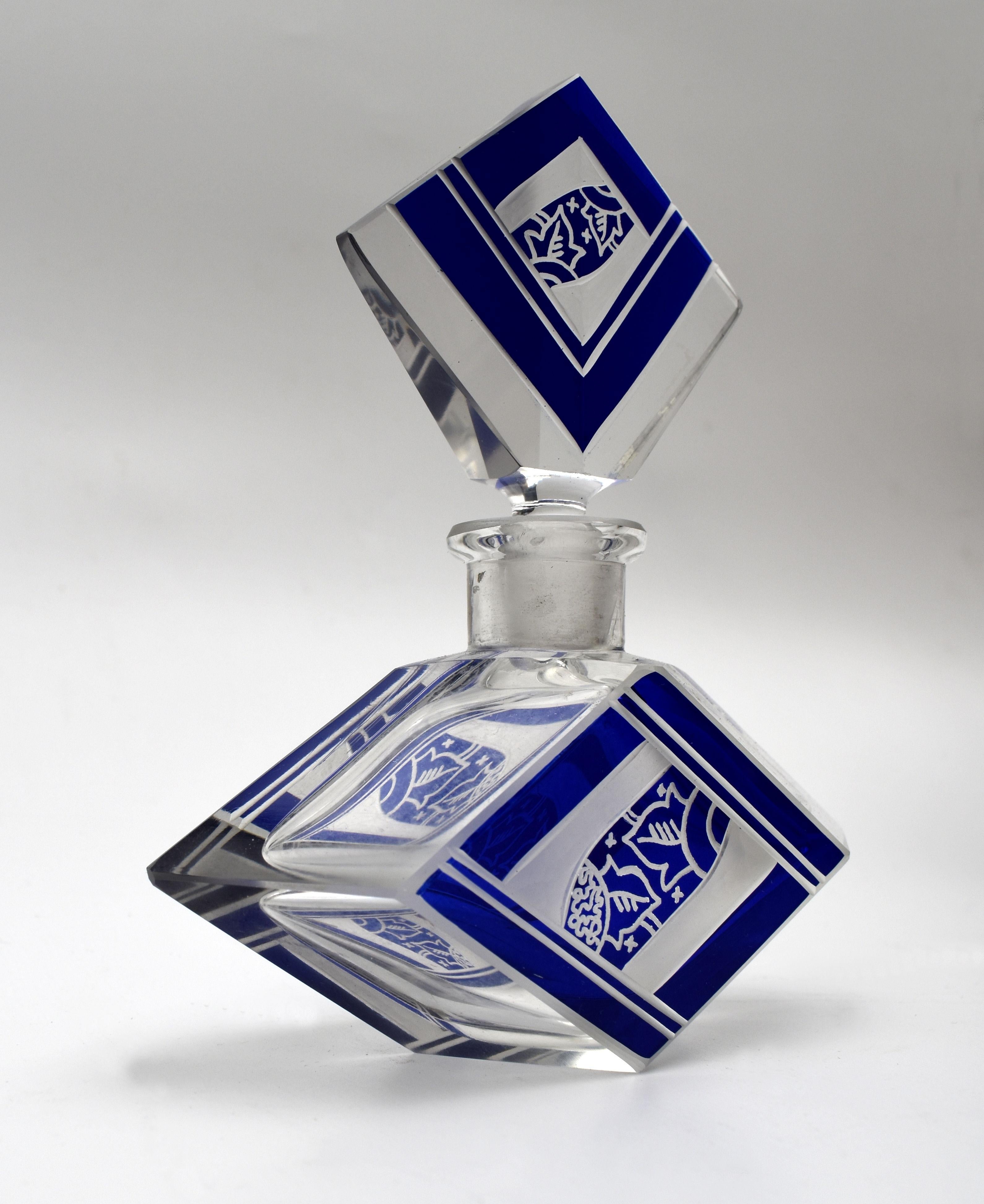 Buriné Flacon de parfum en verre taillé Art Déco de Karl Palda, C1930 en vente