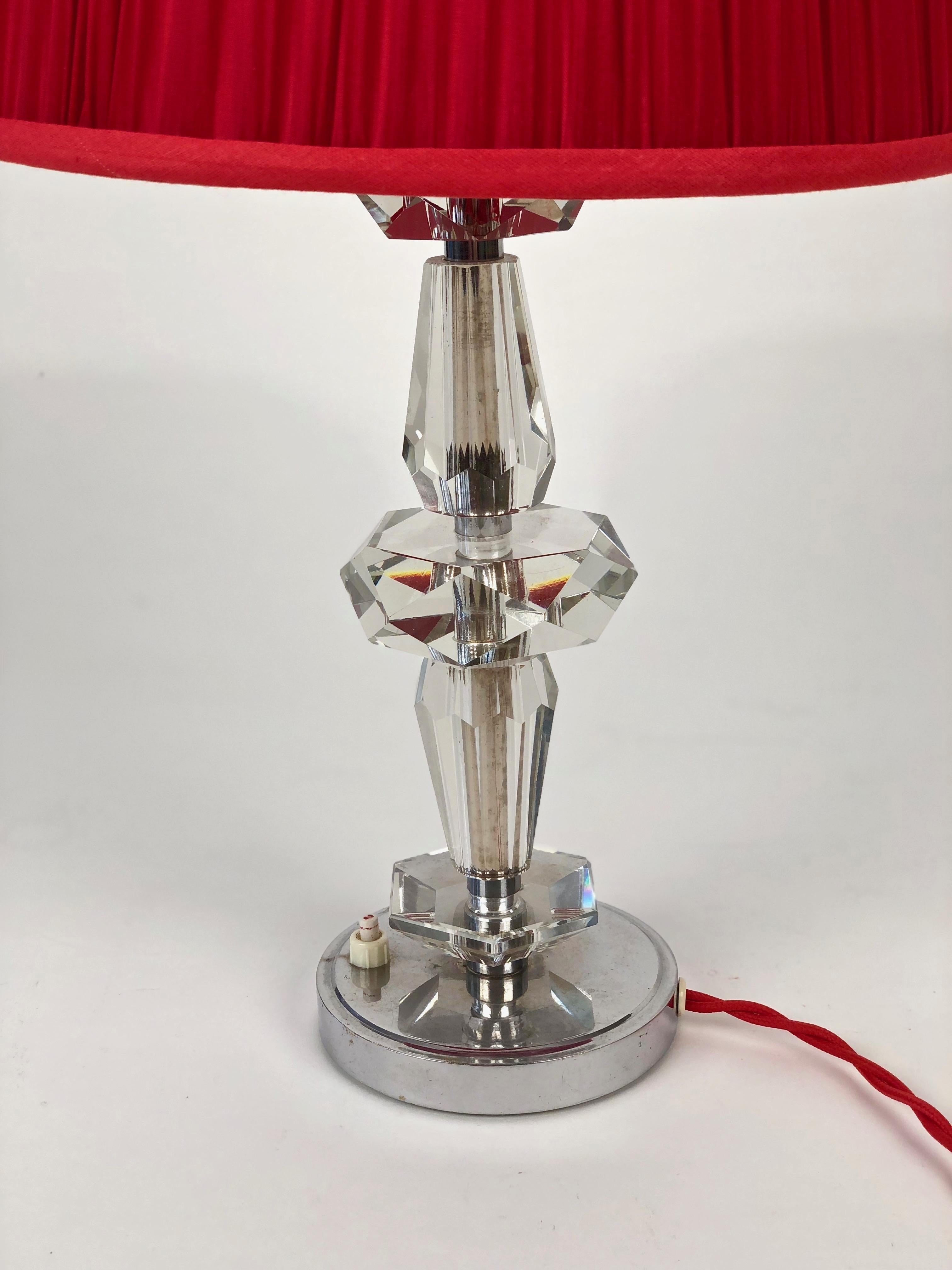 Art-déco-Tischlampe aus geschliffenem Glas aus Frankreich (Poliert) im Angebot
