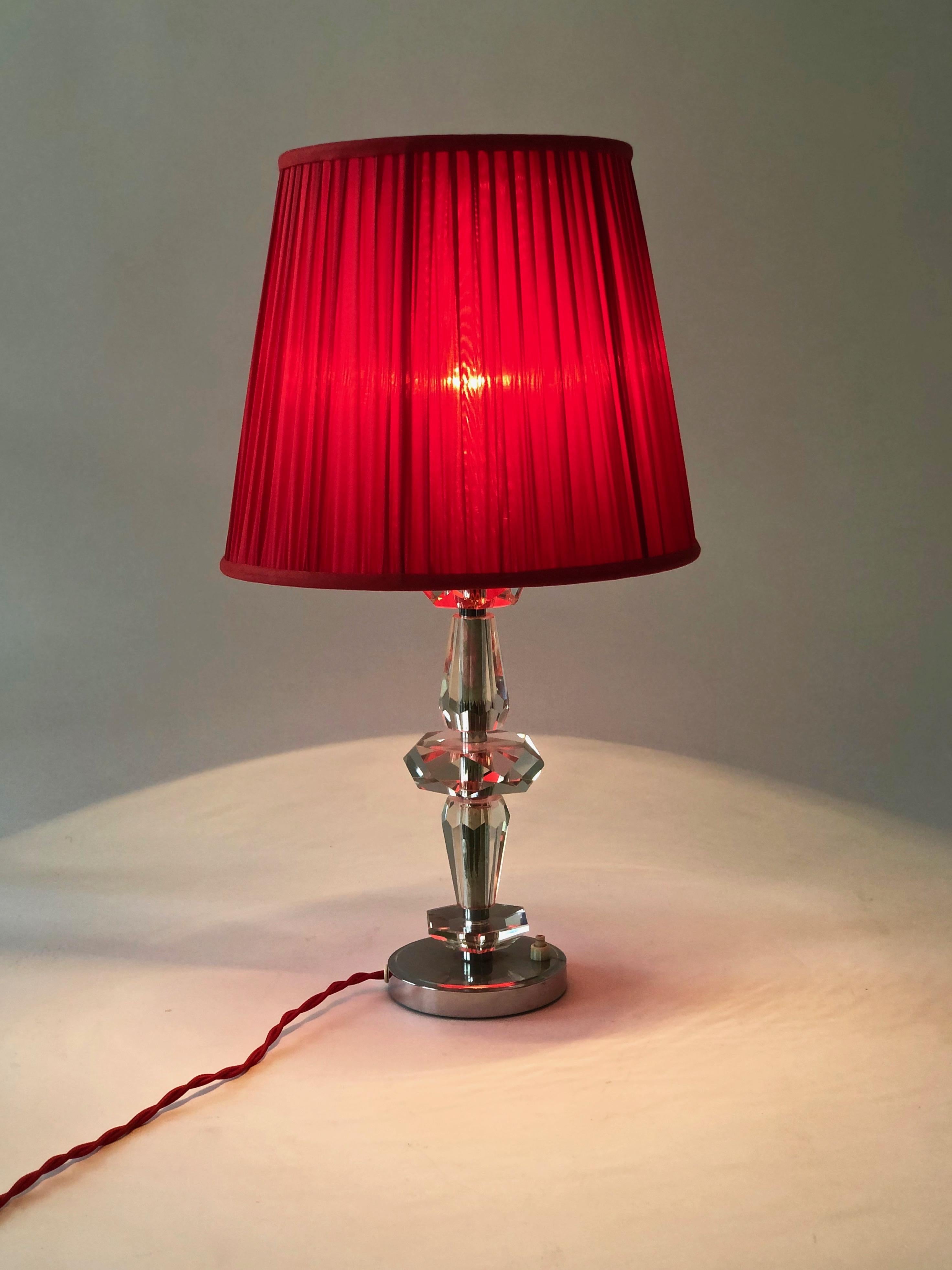 Art-déco-Tischlampe aus geschliffenem Glas aus Frankreich (Frühes 20. Jahrhundert) im Angebot