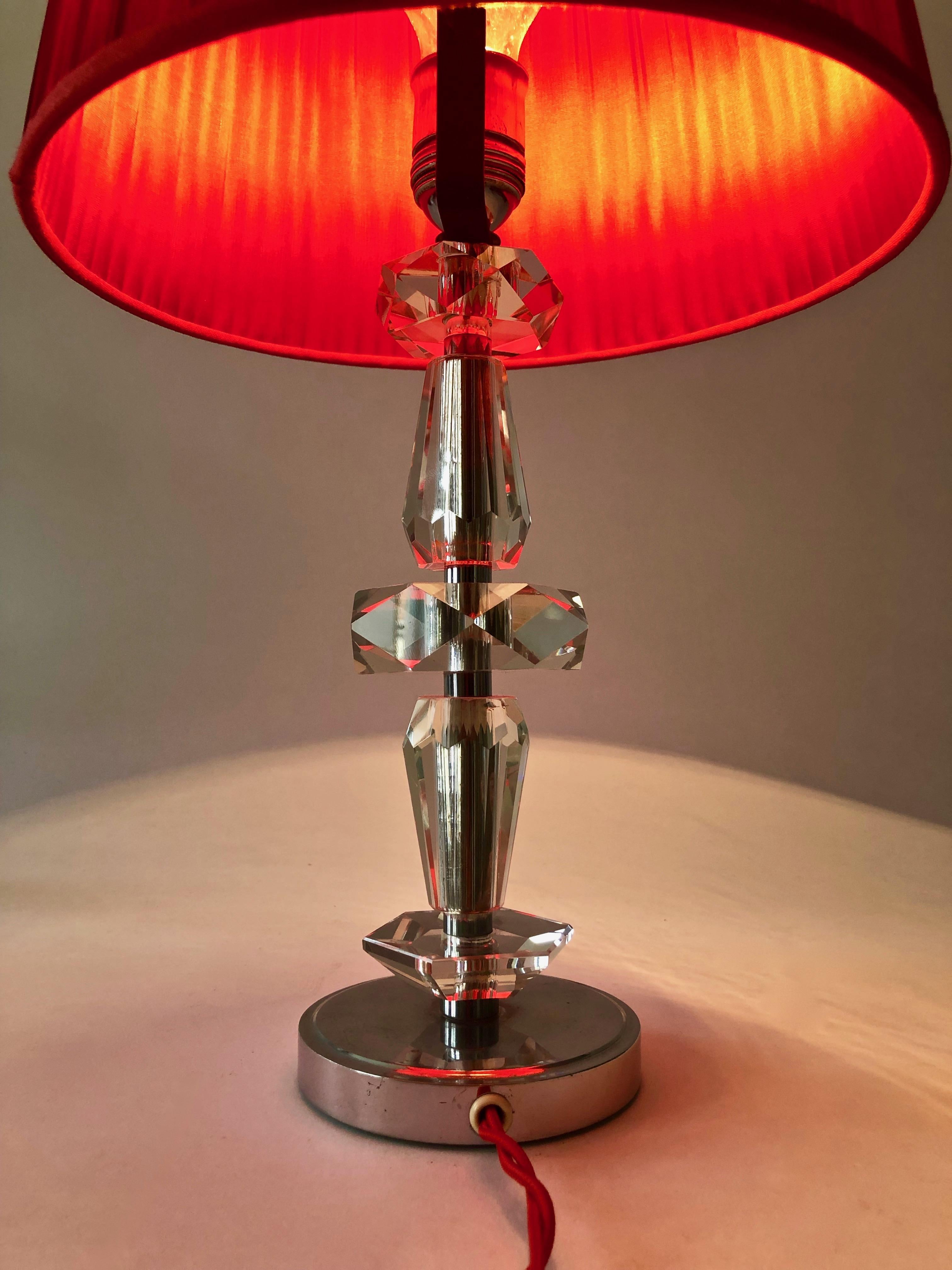 Art-déco-Tischlampe aus geschliffenem Glas aus Frankreich im Angebot 1