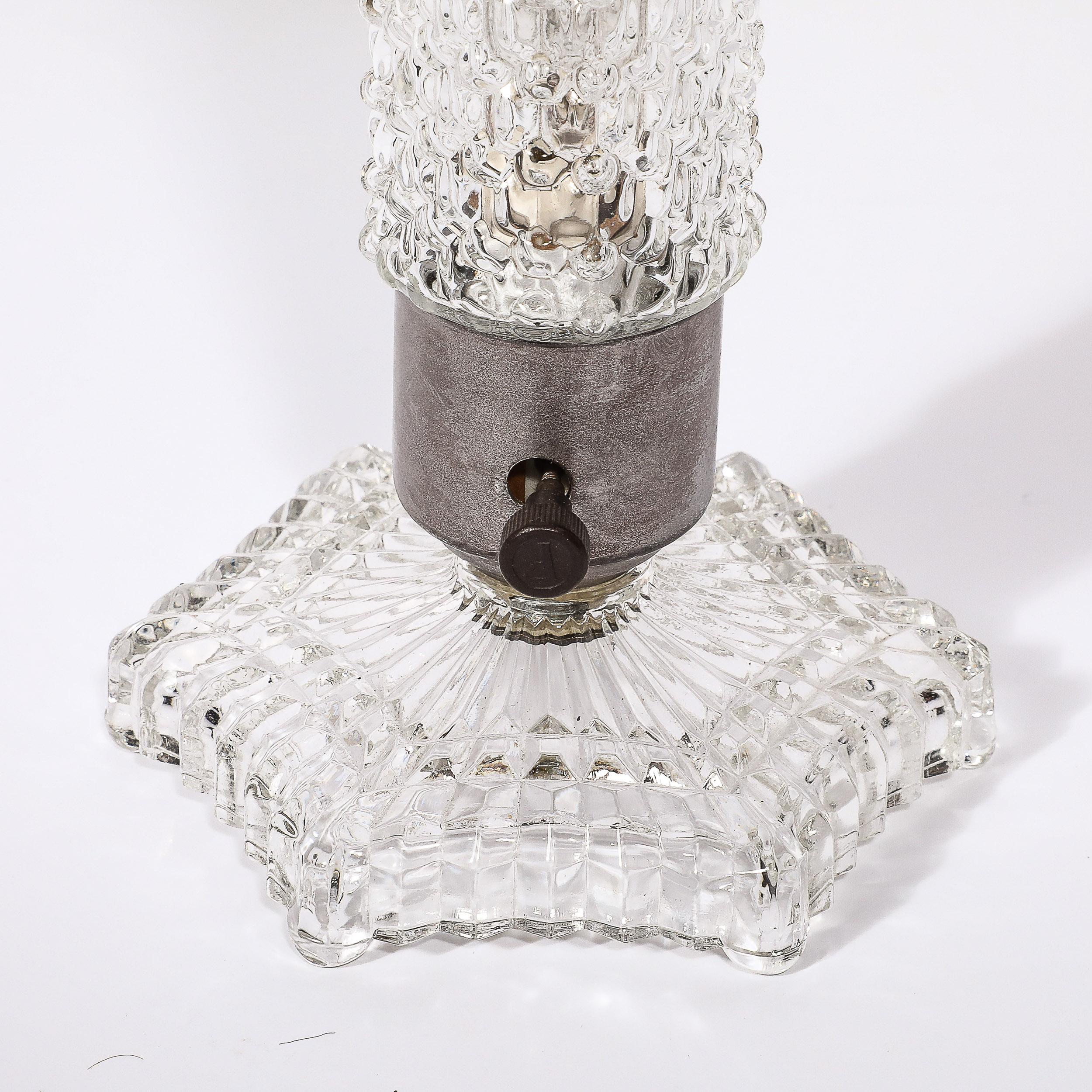 Questa elegante e ben dimensionata lucerna in vetro tagliato Art Deco con dettagli geometrici e scanalati su una base esagonale proviene dagli Stati Uniti, circa dal 1925. Il paralume in cristallo tagliato con dettagli cubisti è orientato