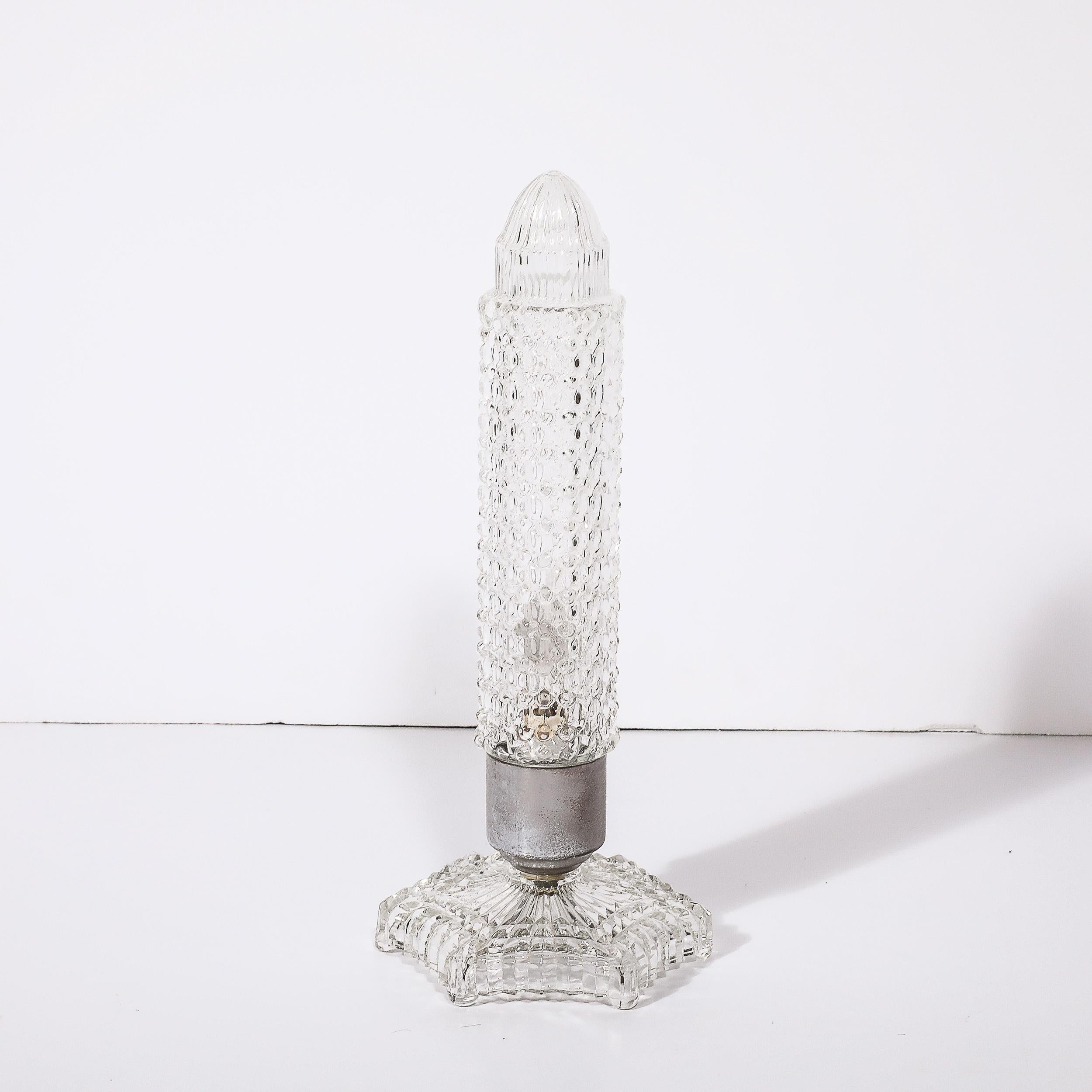 Metà XX secolo Vetro tagliato Art Deco  Lampada a giorno con dettagli geometrici e scanalati su base esagonale in vendita