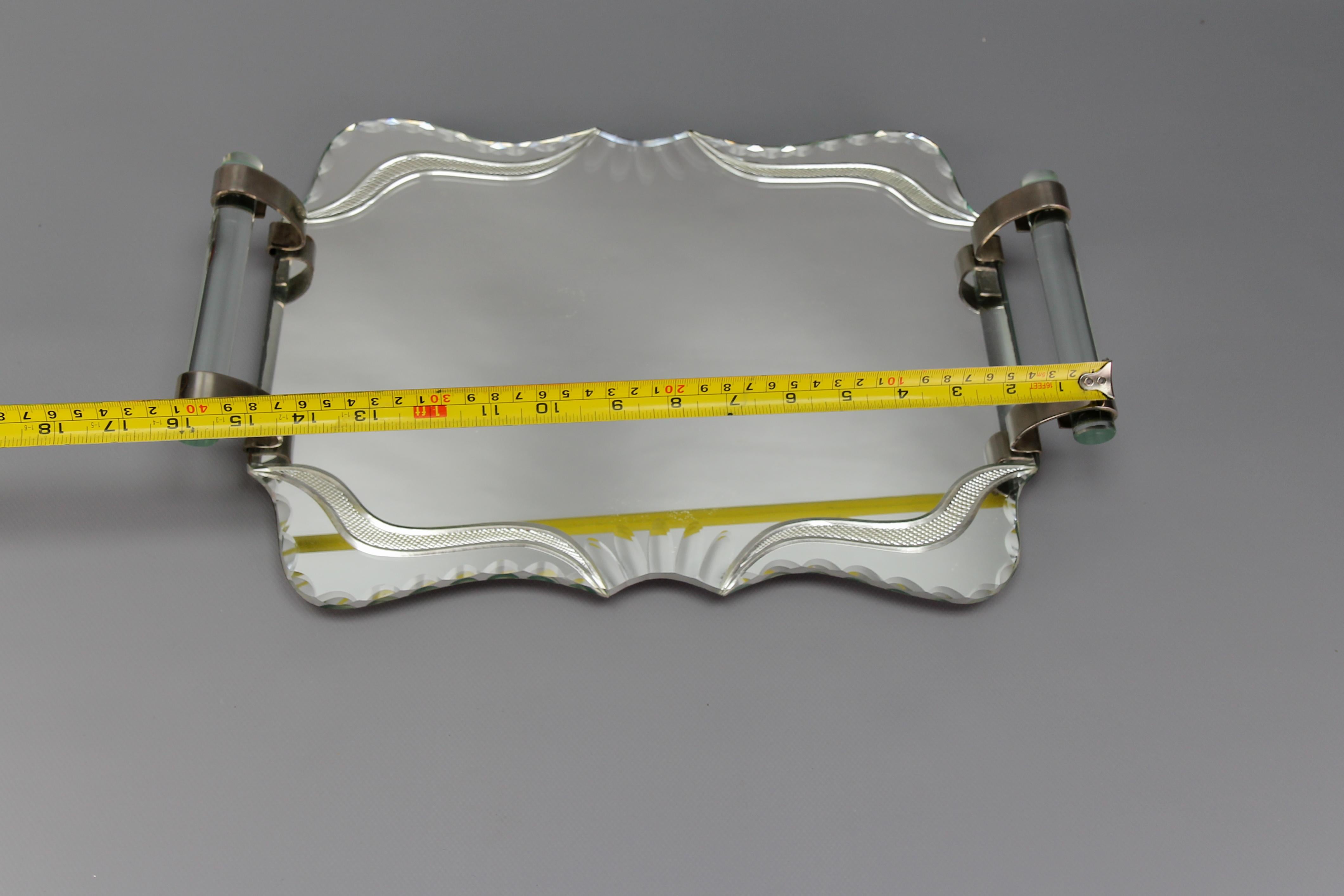 Bandeja para servir Art Deco de espejo tallado, cristal y cromo, Francia, años 30 en venta 9
