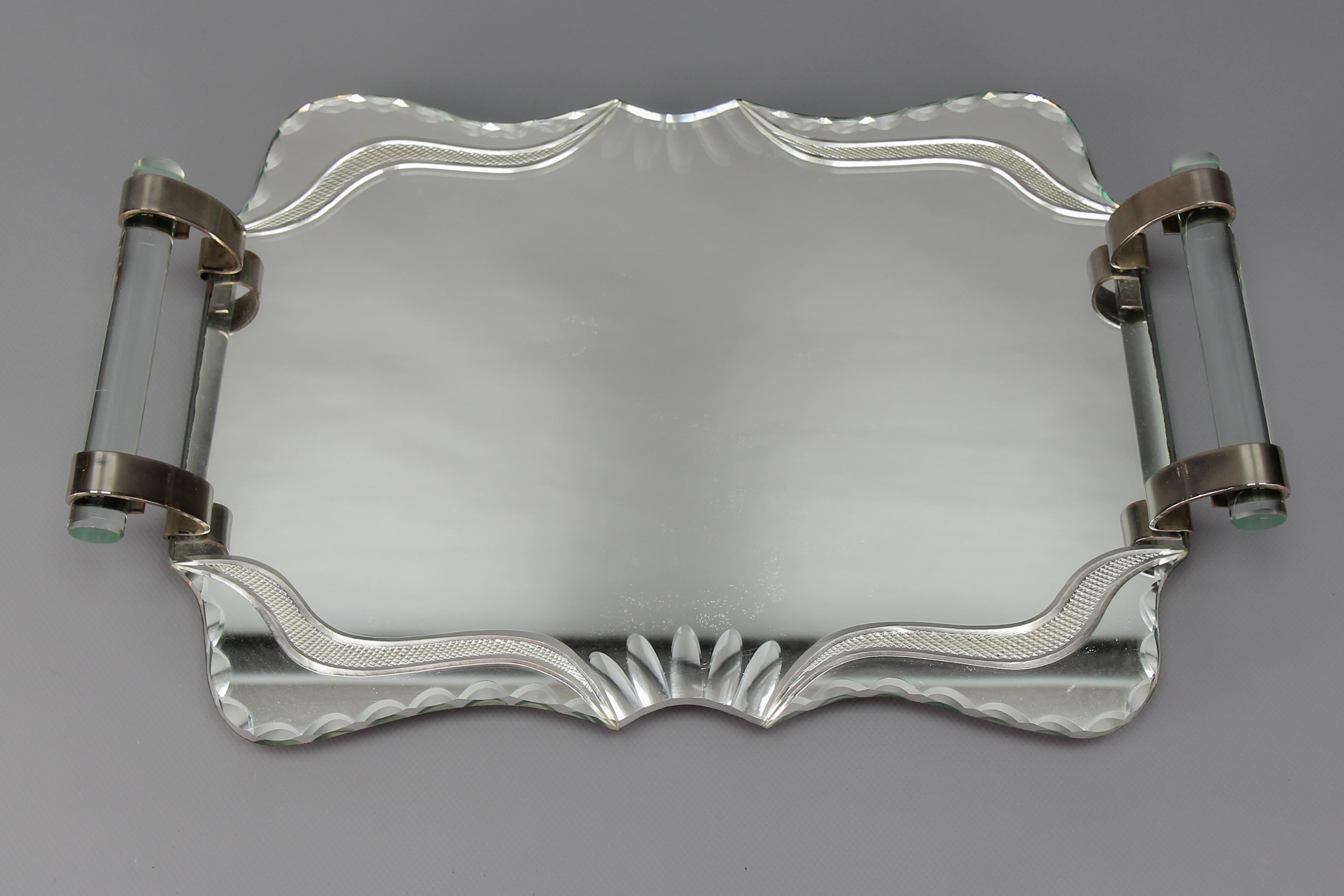 Bandeja para servir Art Deco de espejo tallado, cristal y cromo, Francia, años 30 Art Decó en venta