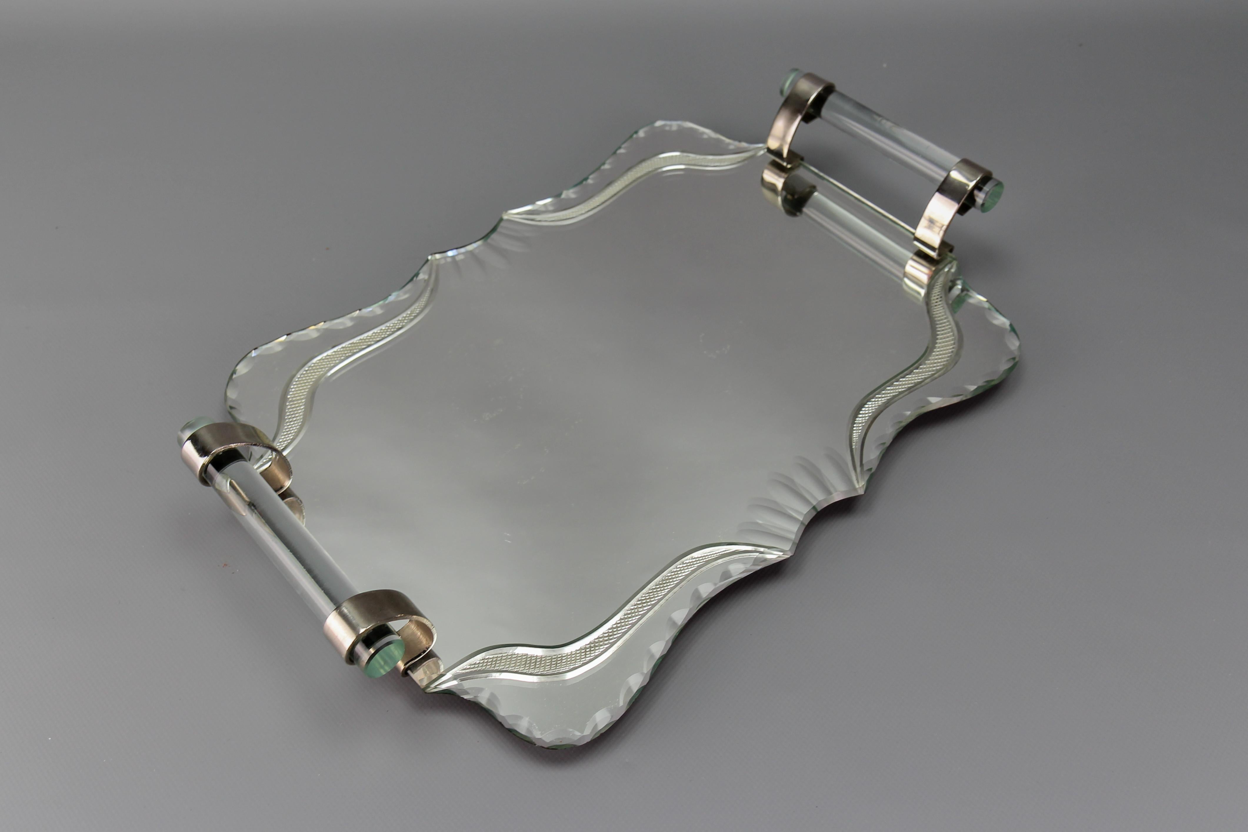 Bandeja para servir Art Deco de espejo tallado, cristal y cromo, Francia, años 30 Francés en venta
