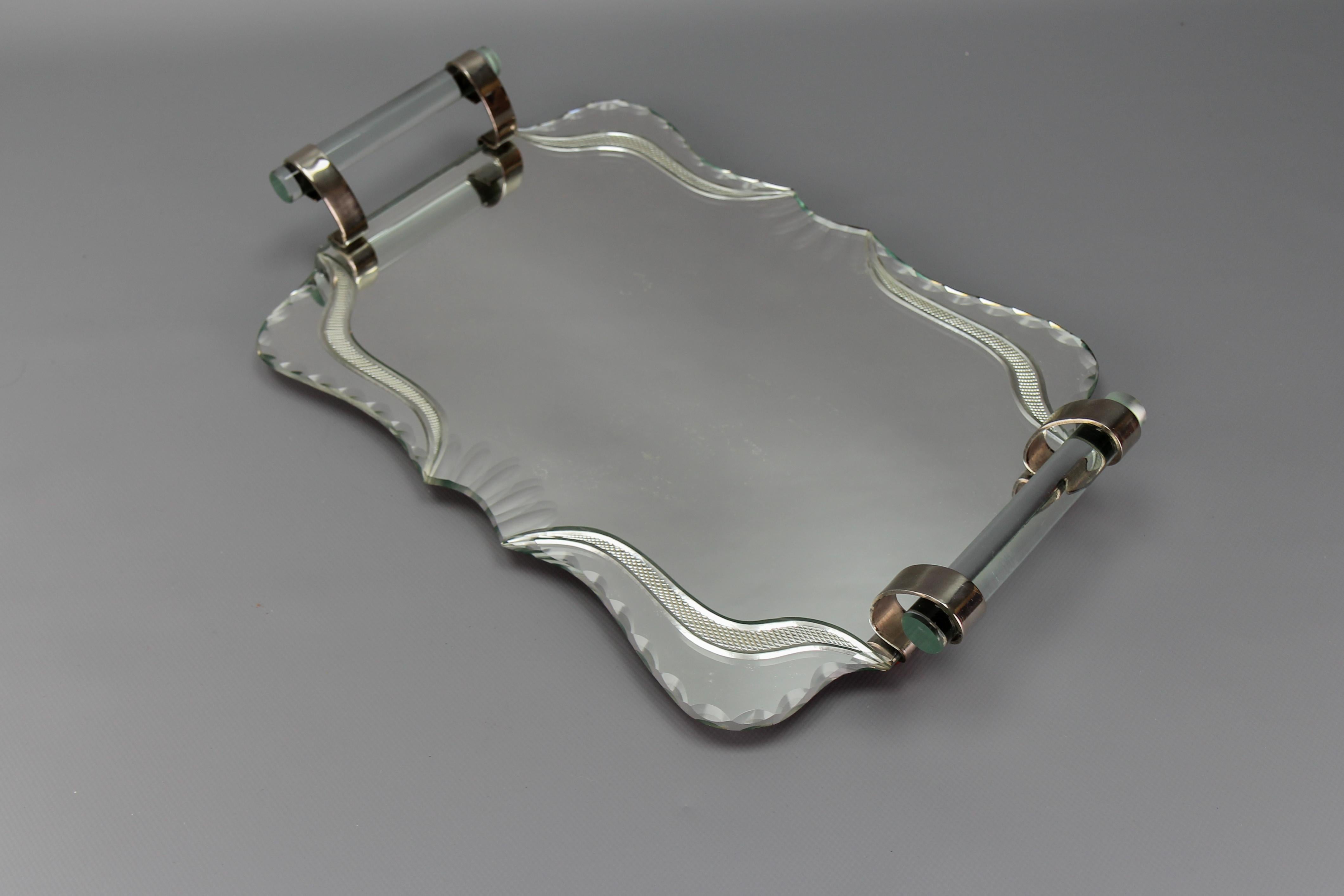Bandeja para servir Art Deco de espejo tallado, cristal y cromo, Francia, años 30 mediados del siglo XX en venta