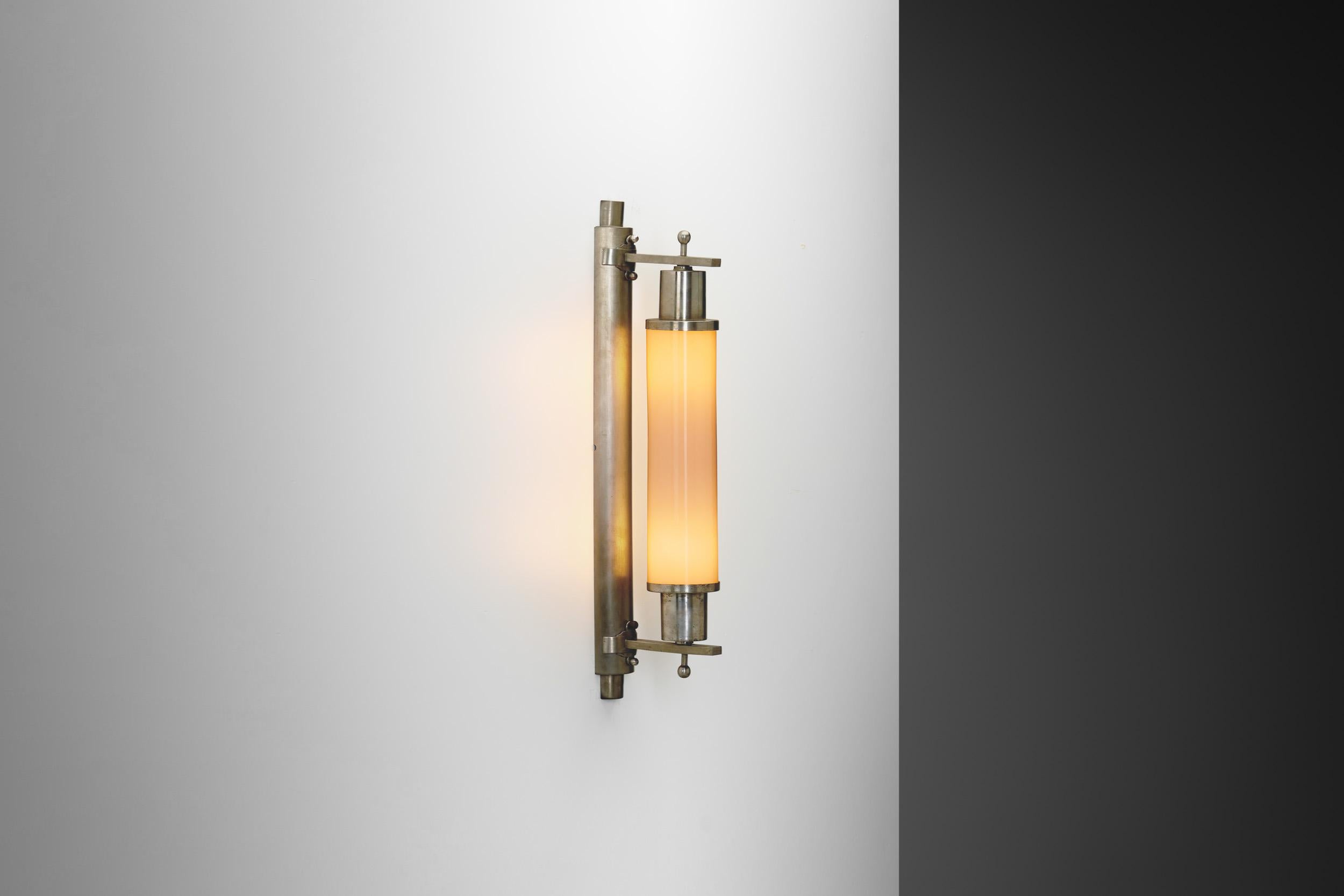 Metà XX secolo Lampada da parete cilindrica Art Déco, Europa anni '30 in vendita