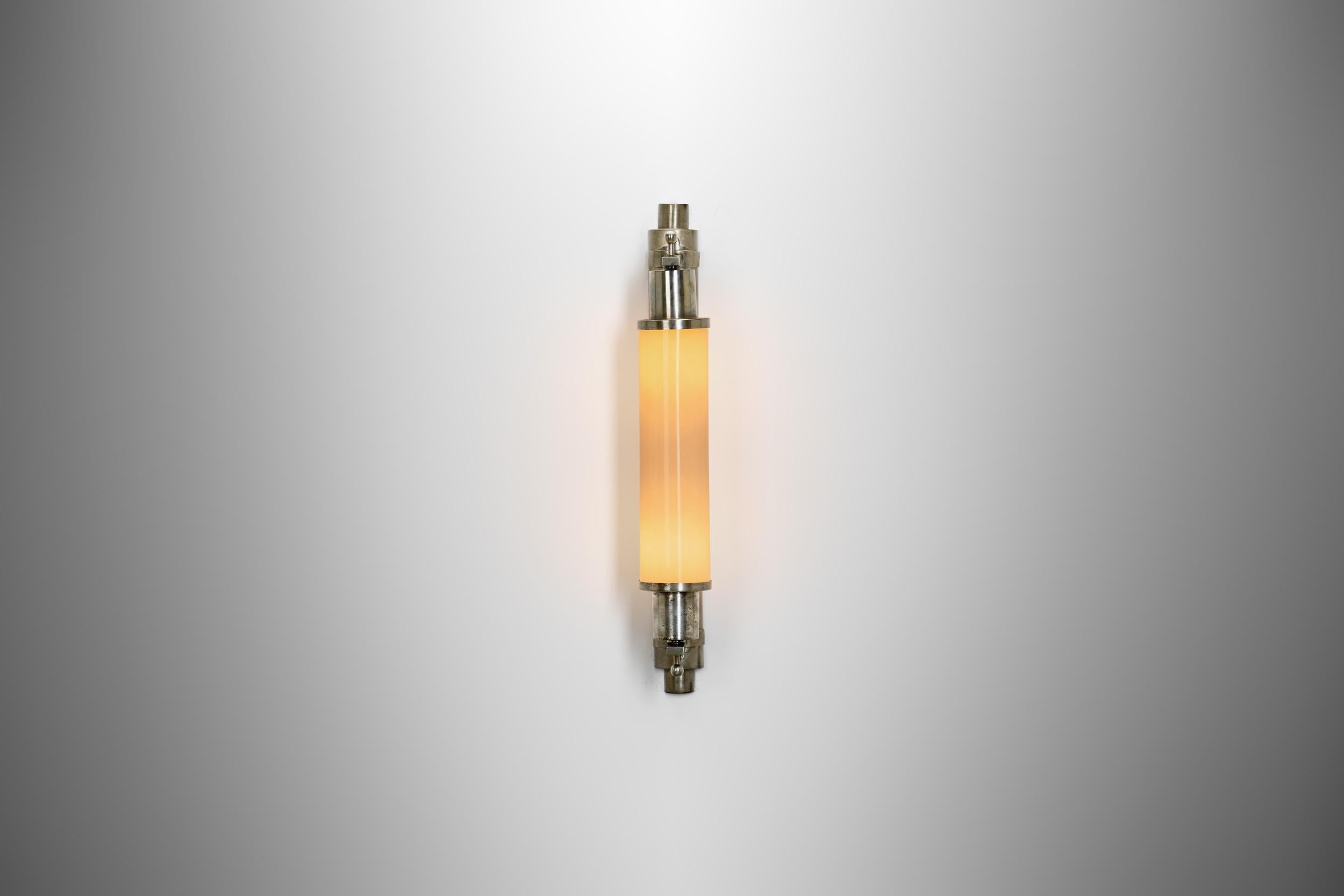 Lampada da parete cilindrica Art Déco, Europa anni '30 in vendita 1