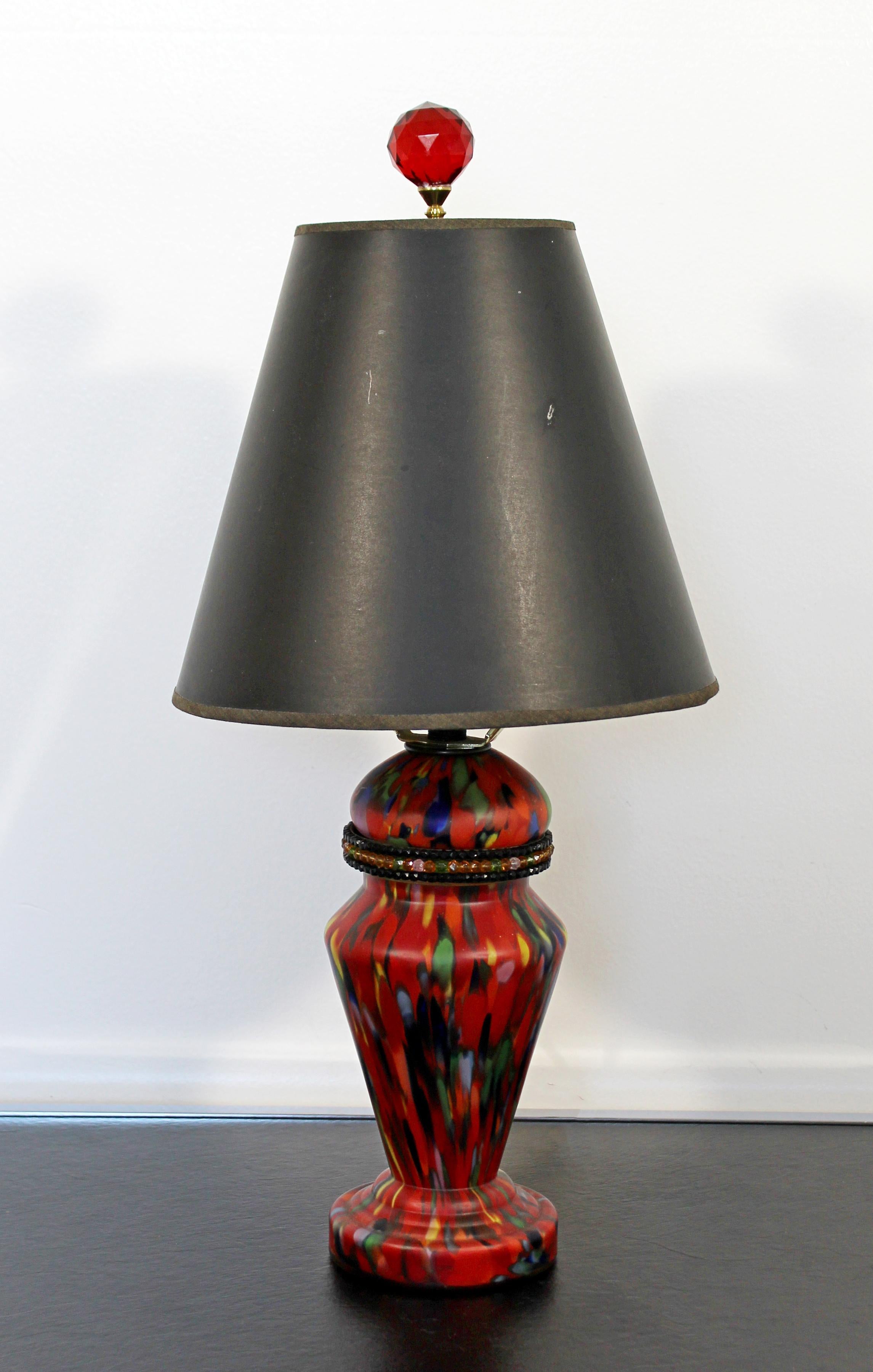 For your consideration is a magnificent table lamp, made of Czech art glass and beads, with its original finial, and that lights up three ways. In excellent condition. The dimensions are 10