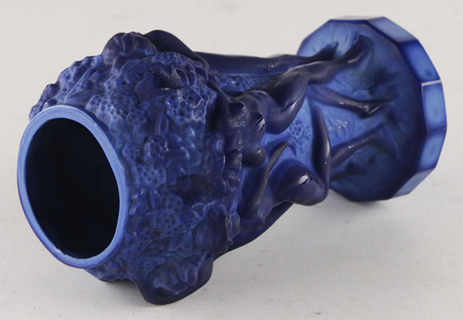 Art déco Vase Art Déco en verre d'art bleu tchèque de la collection 