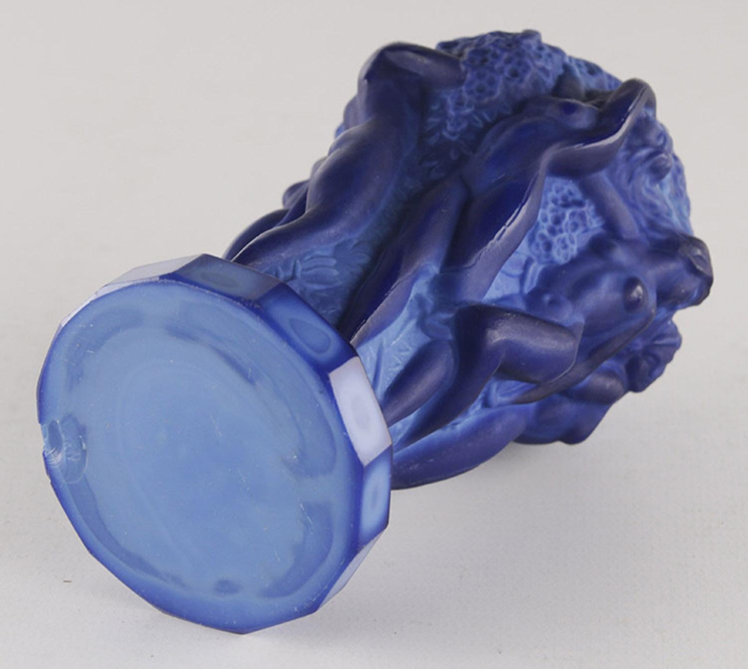 Moulé Vase Art Déco en verre d'art bleu tchèque de la collection 