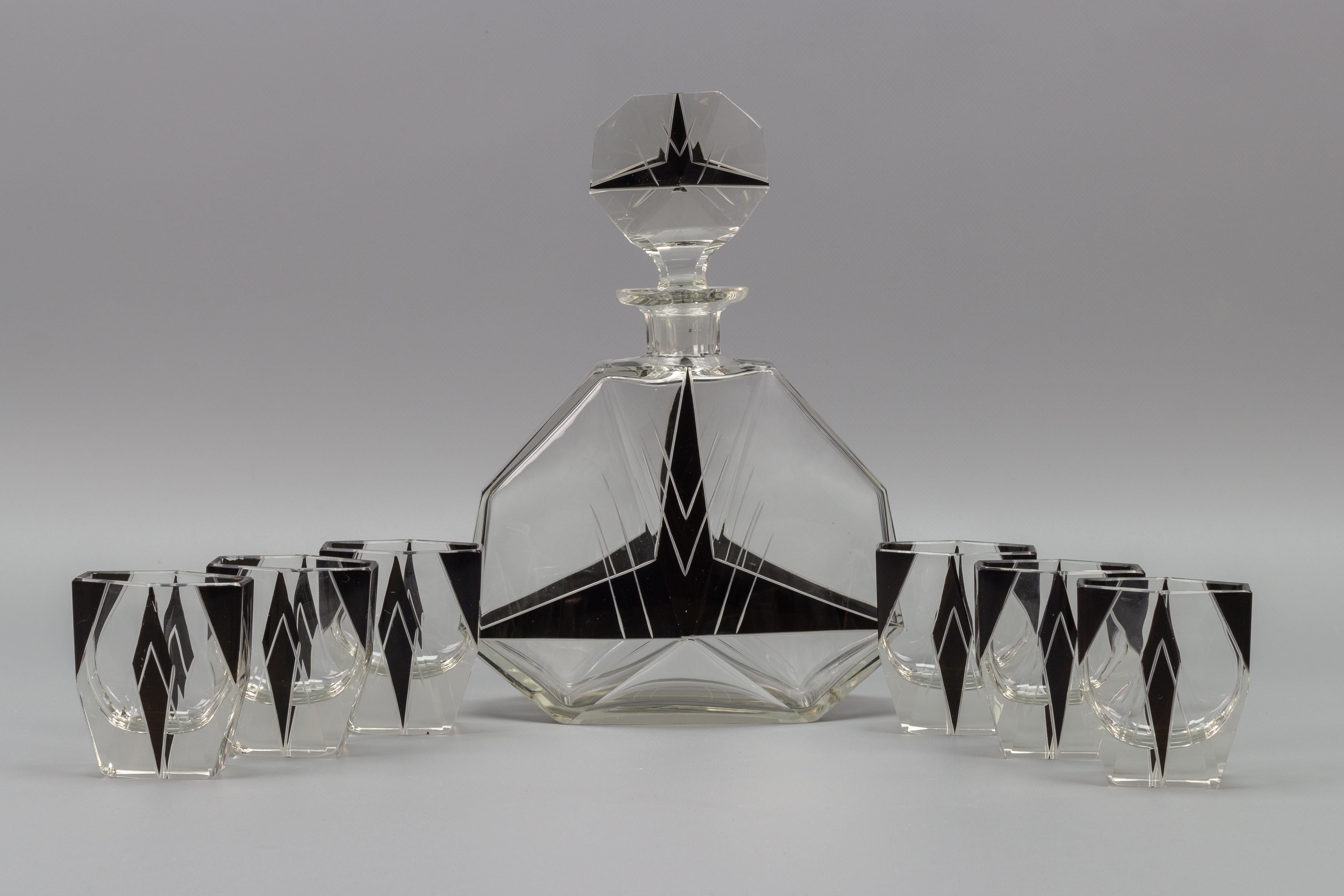 Absolutely gorgeous Art Deco Czech Bohemian beautifully shaped heavy glass decanter with stopper and six glasses, all with black enamel geometric design, circa the 1930s.
Dimensions:
Decanter (including stopper): Height 24.5 cm / 9.64 in, width 18