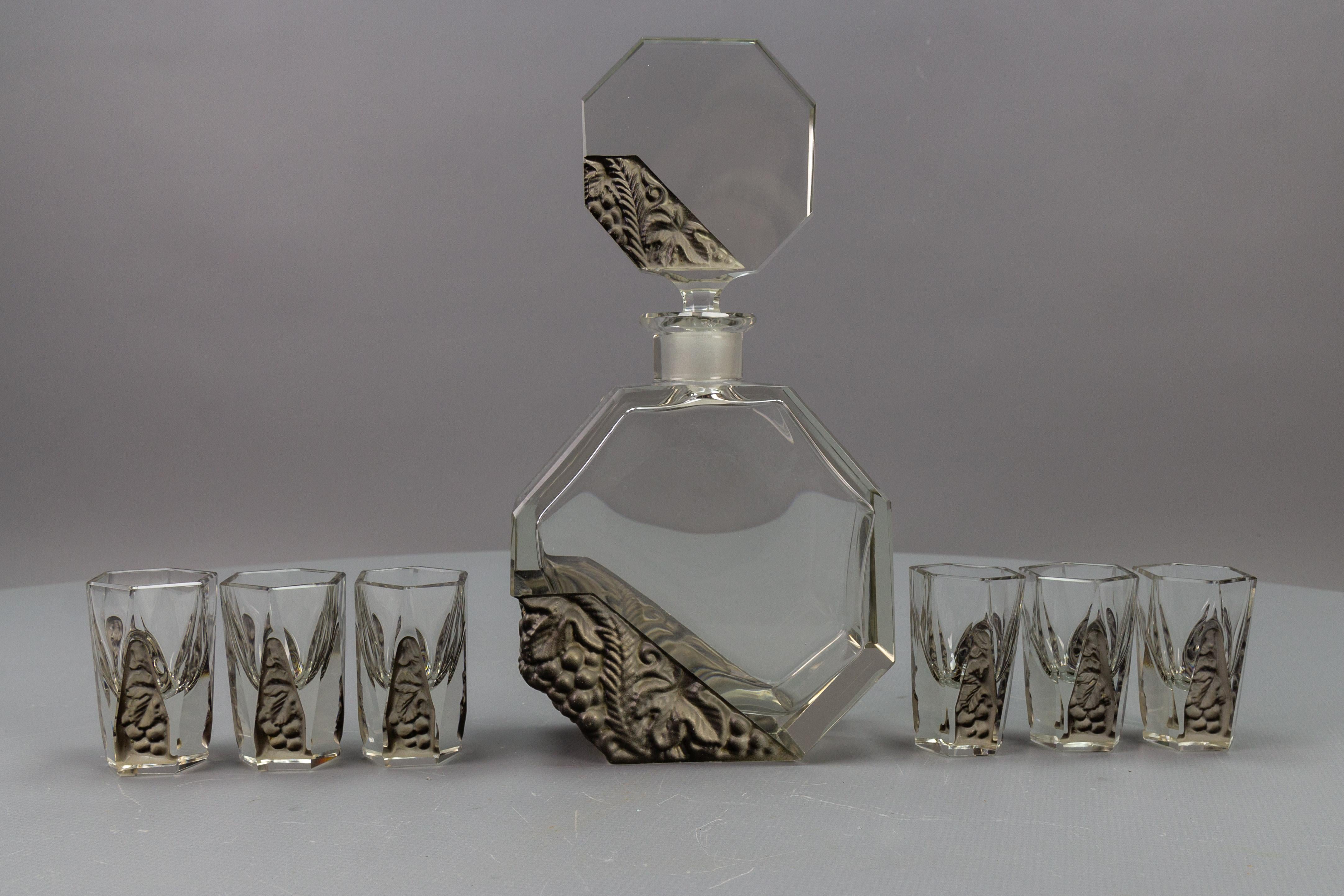 Art Deco Czech Bohemian clear and grey crystal glass decanter and six glasses set by Schlevogt & Hoffman.
This fabulous and collectible Curt Schlevogt & Heinrich Hoffmann classic Art Deco set of a decanter with its impressive stopper and six glasses