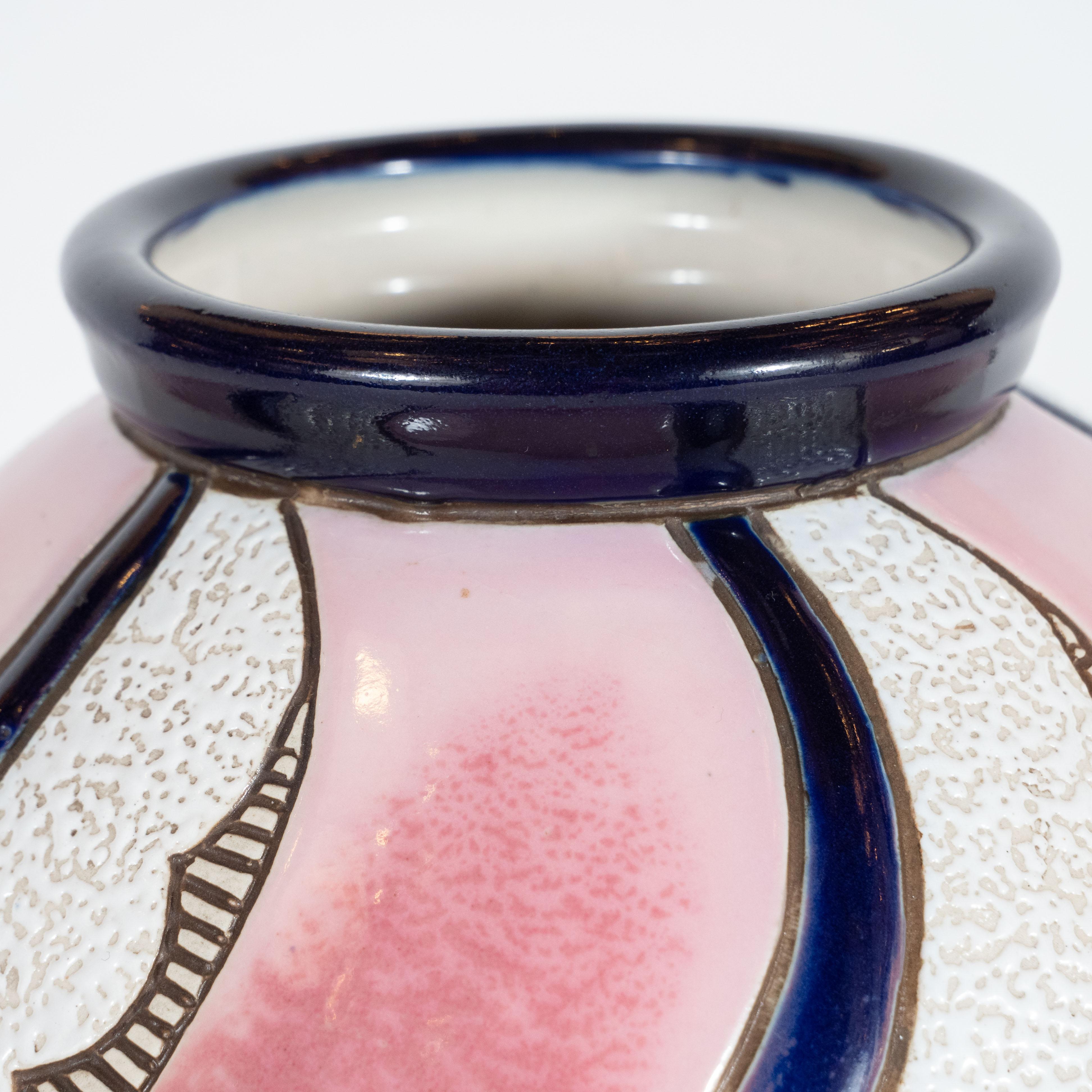 Questo splendido vaso Art Déco è stato creato a mano in Cecoslovacchia (l'attuale Repubblica Ceca), una regione rinomata per la produzione di alcuni dei migliori oggetti in vetro e ceramica del periodo 1930 circa. Presenta spirali sinuosamente curve