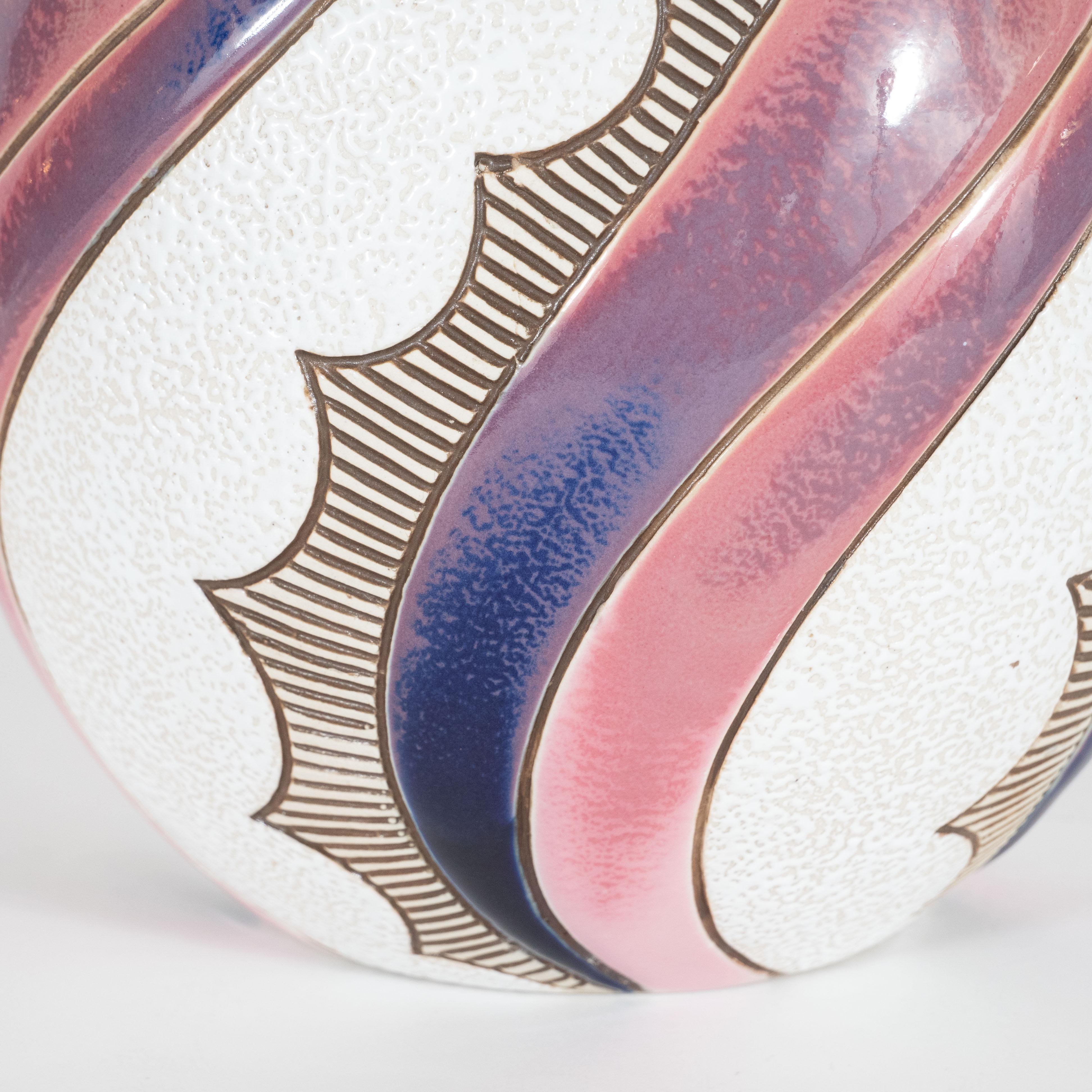 Ceco Vaso in ceramica ceca Art Deco con sfumature a spirale di quarzo rosa e zaffiro in vendita