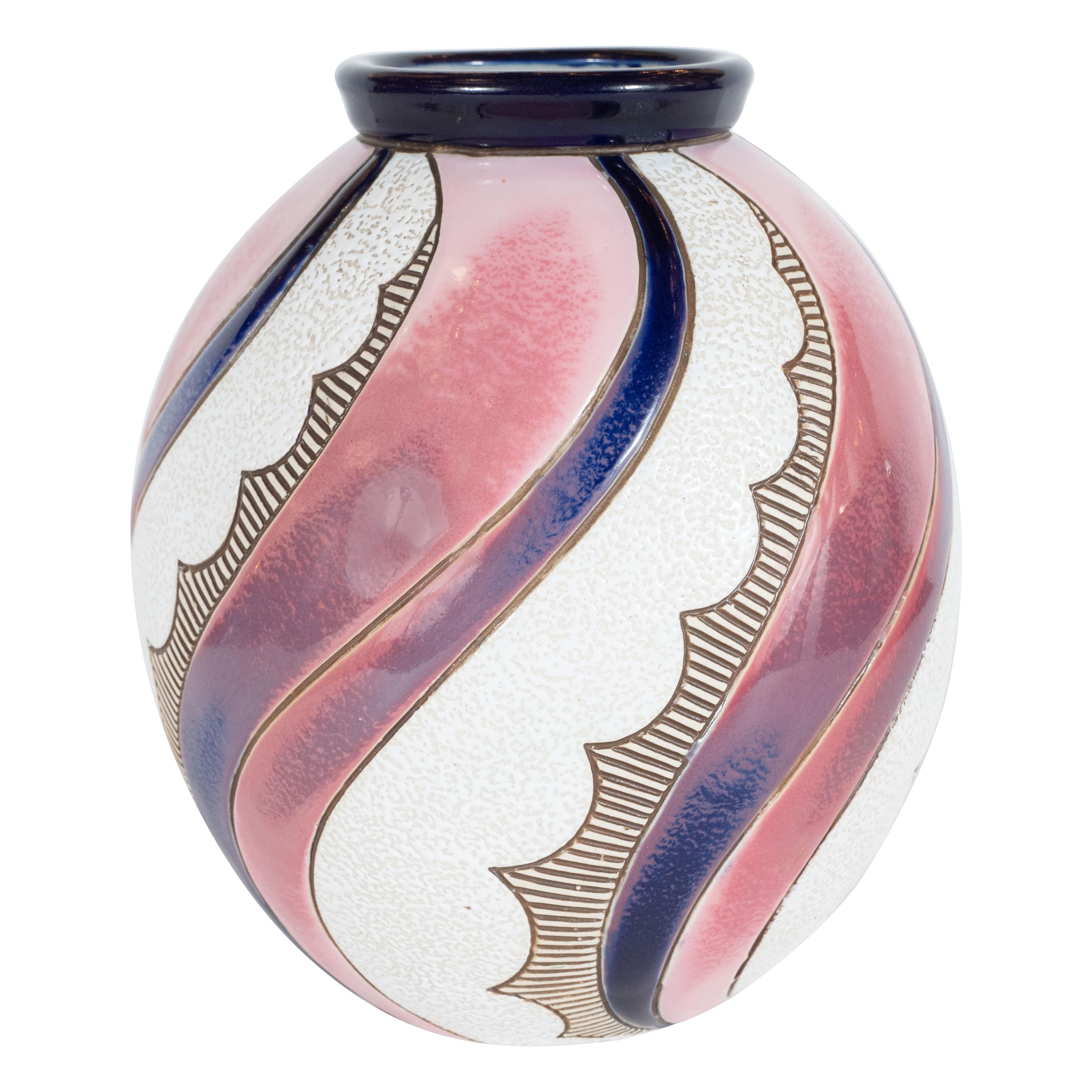 Tschechische Keramikvase im Art-déco-Stil in spiralförmigen Farbtönen aus Rosenquarz und Saphir