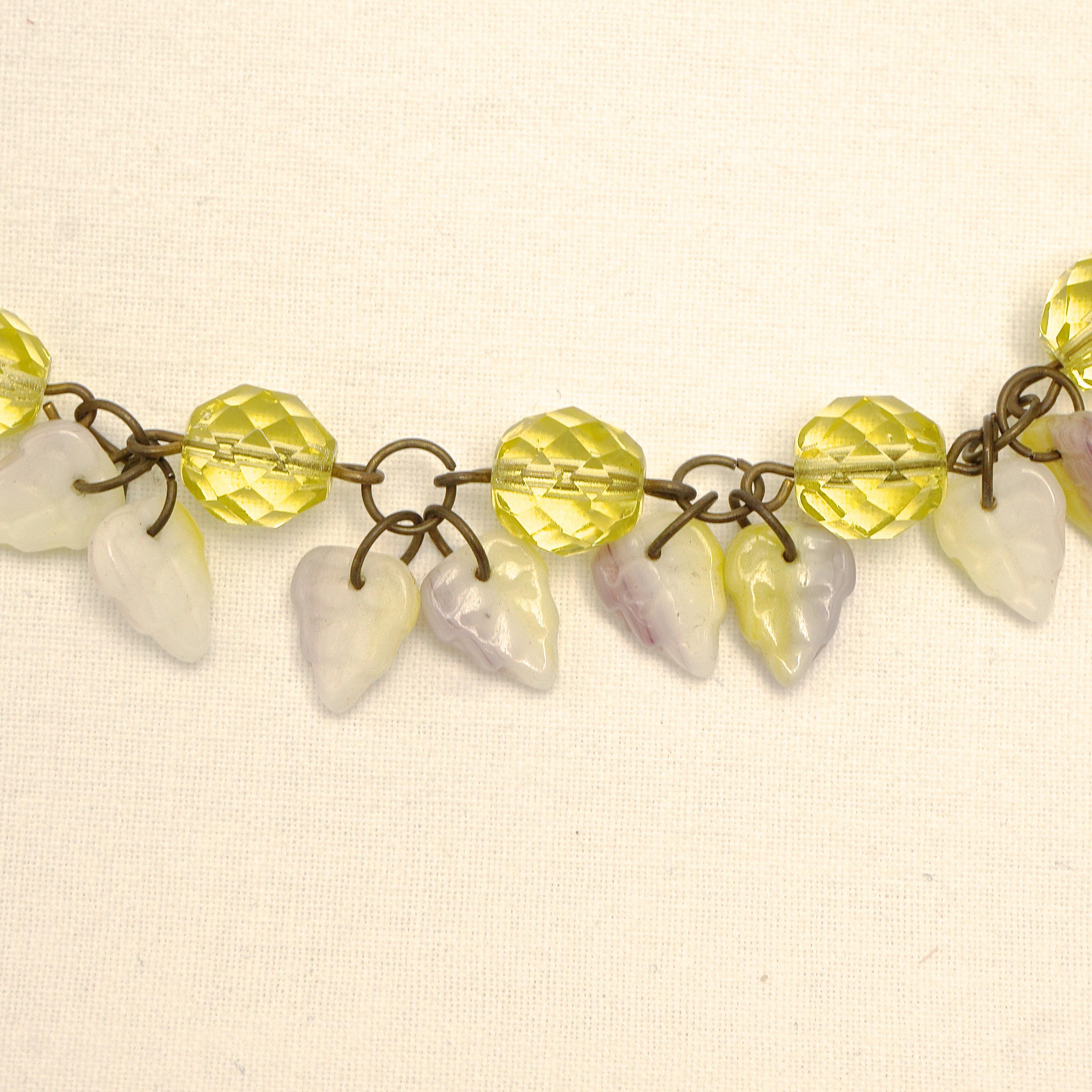 Tschechische Art-Déco-Halskette aus Citringlas im Art déco-Stil mit weißen, Citrin- und Fliederglasblättern im Angebot 1