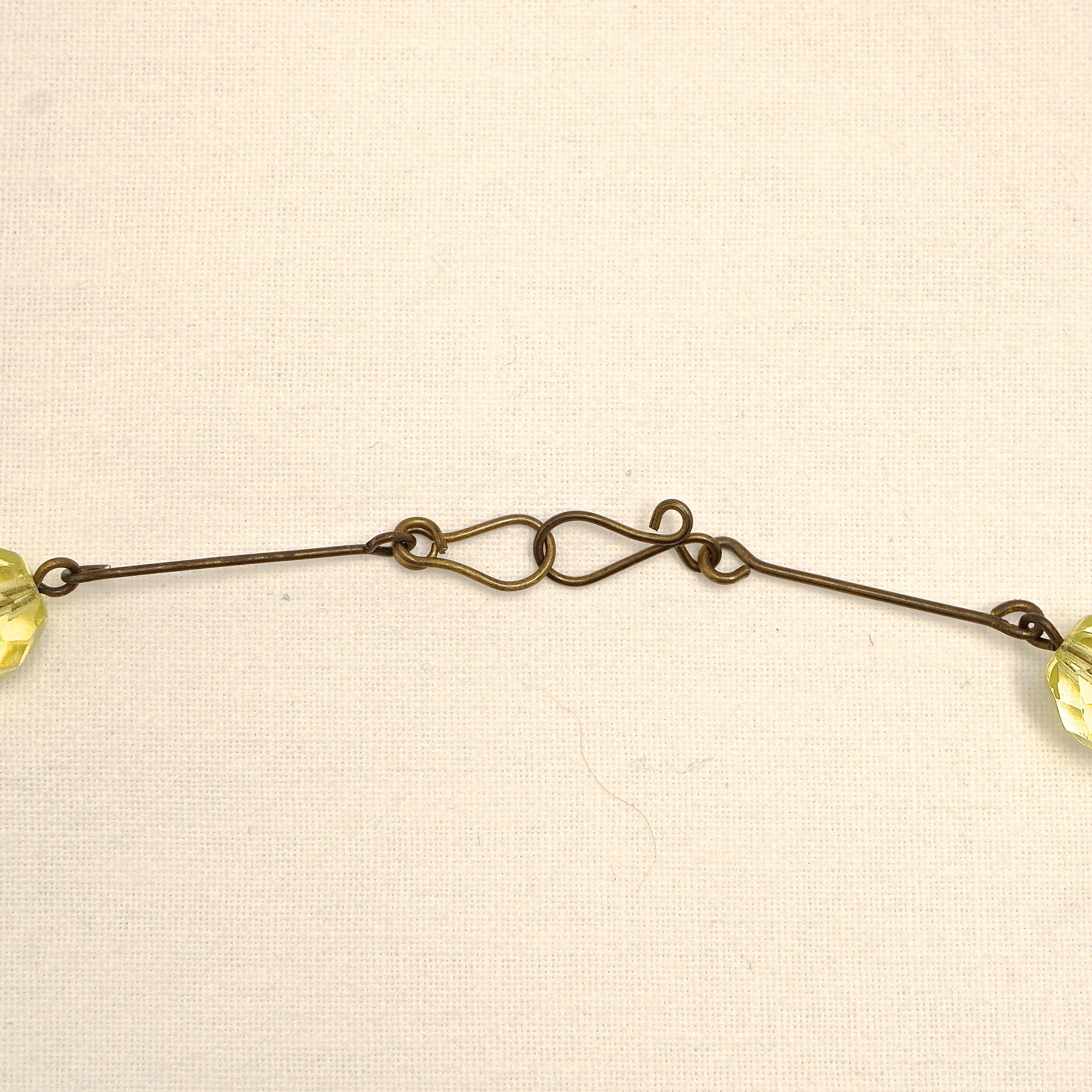 Tschechische Art-Déco-Halskette aus Citringlas im Art déco-Stil mit weißen, Citrin- und Fliederglasblättern im Angebot 3