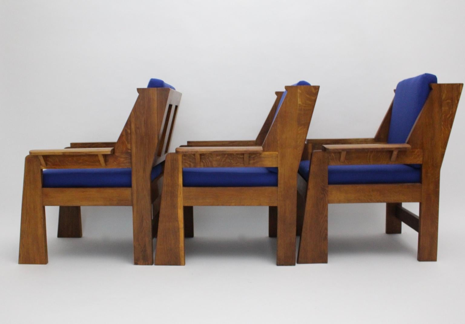 Art Deco Tschechische Kubismus Eiche Blau Stoff Vintage Sessel oder Lounge Stühle aus massivem Eichenholz 1920er Jahre, Tschechische Republik.
Zusätzlich sind die losen, erneuerten Sitz- und Rückenkissen mit einem kräftigen kobaltblauen Textilgewebe