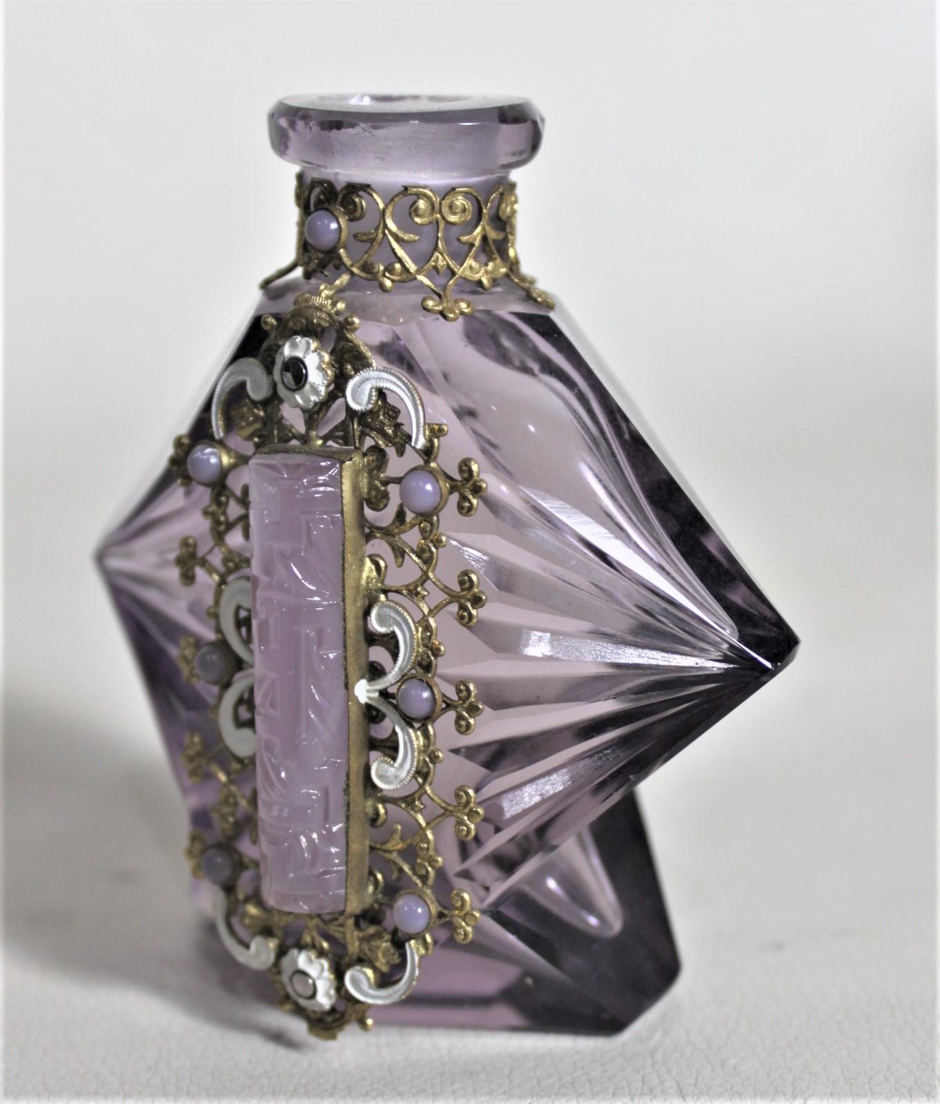 Tschechische Art déco-Parfümflasche aus geschliffenem Kristall mit aufgesetztem Filigran und eingelegtem Glas im Angebot 5