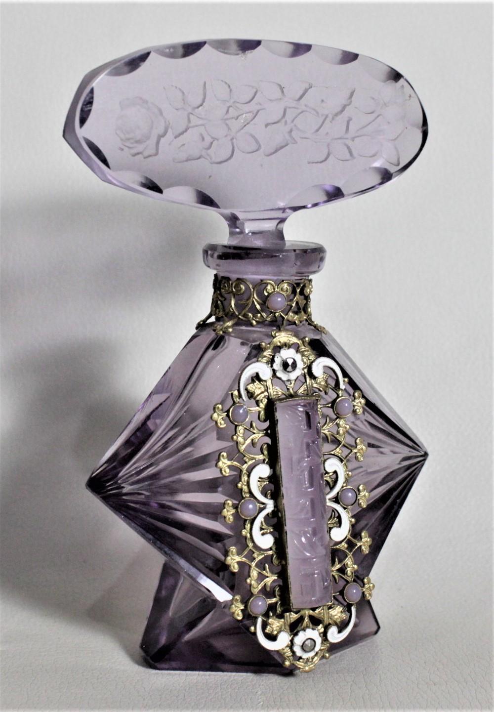 Tschechische Art déco-Parfümflasche aus geschliffenem Kristall mit aufgesetztem Filigran und eingelegtem Glas im Zustand „Gut“ im Angebot in Hamilton, Ontario
