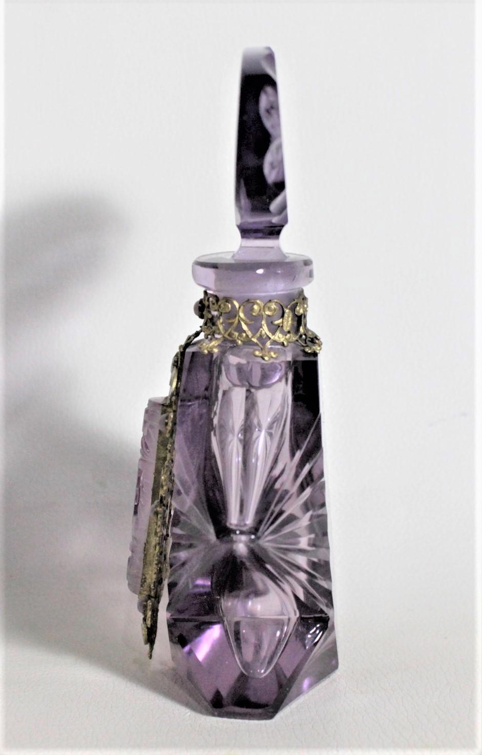Tschechische Art déco-Parfümflasche aus geschliffenem Kristall mit aufgesetztem Filigran und eingelegtem Glas (20. Jahrhundert) im Angebot