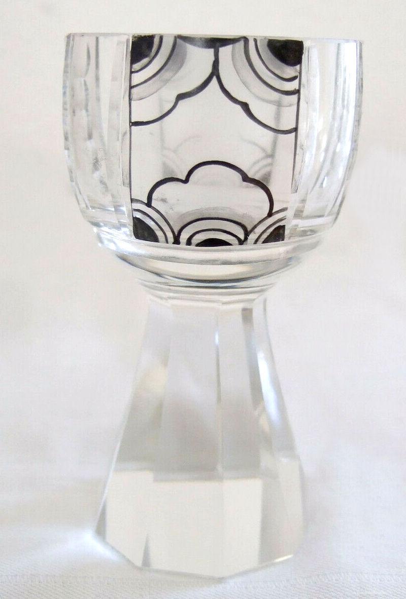 Ensemble de carafes en verre de cristal Art Déco des années 1930 extrêmement élégant, comprenant six verres assortis et une carafe avec bouchon, l'ensemble étant fortement émaillé d'un décor floral géométrique. Fabriqué et conçu par Karl Palda dans