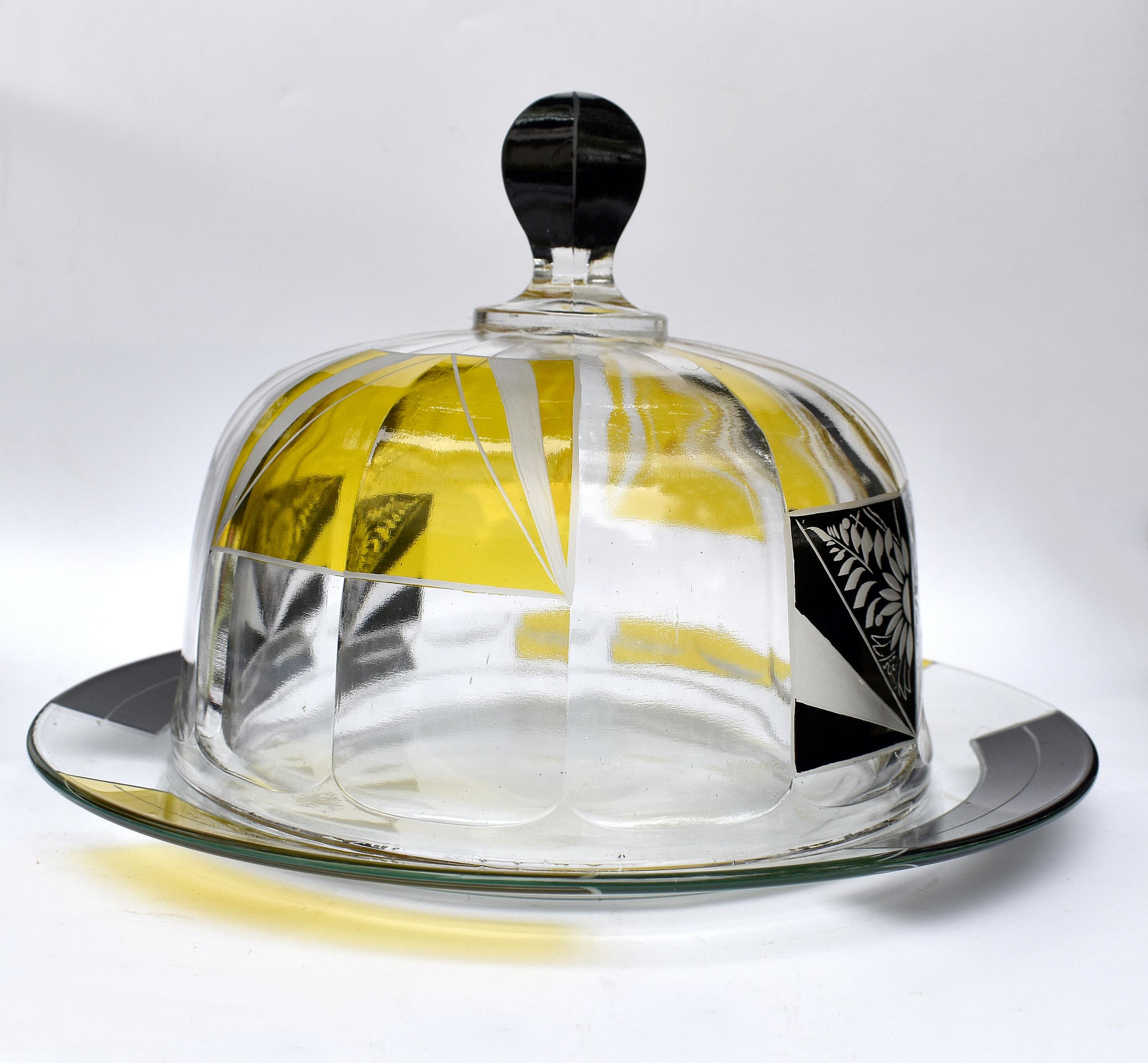 Couverture et assiette en forme de dôme en verre tchèque Art Déco, vers 1930 Excellent état - En vente à Devon, England