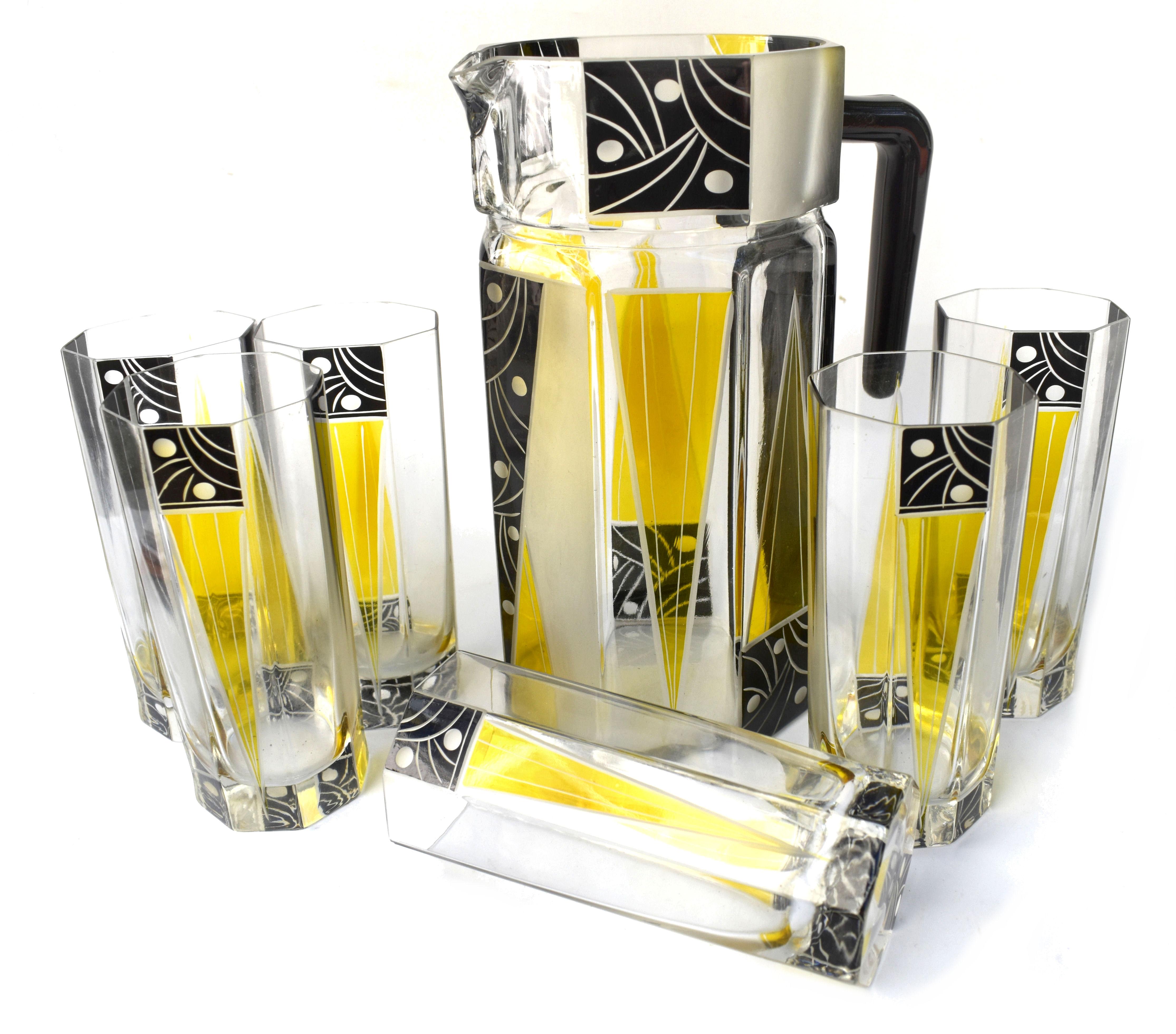 Sehr hochwertiges, sehr auffällig aussehendes Limonaden-Set aus tschechischem Glas im Art-Déco-Stil der 1930er Jahre. Mit einem Kristallkrug in klassischer Form und sechs passenden Gläsern (Höhe 14 cm, Durchmesser 6 cm). Das gesamte Set ist in Gelb