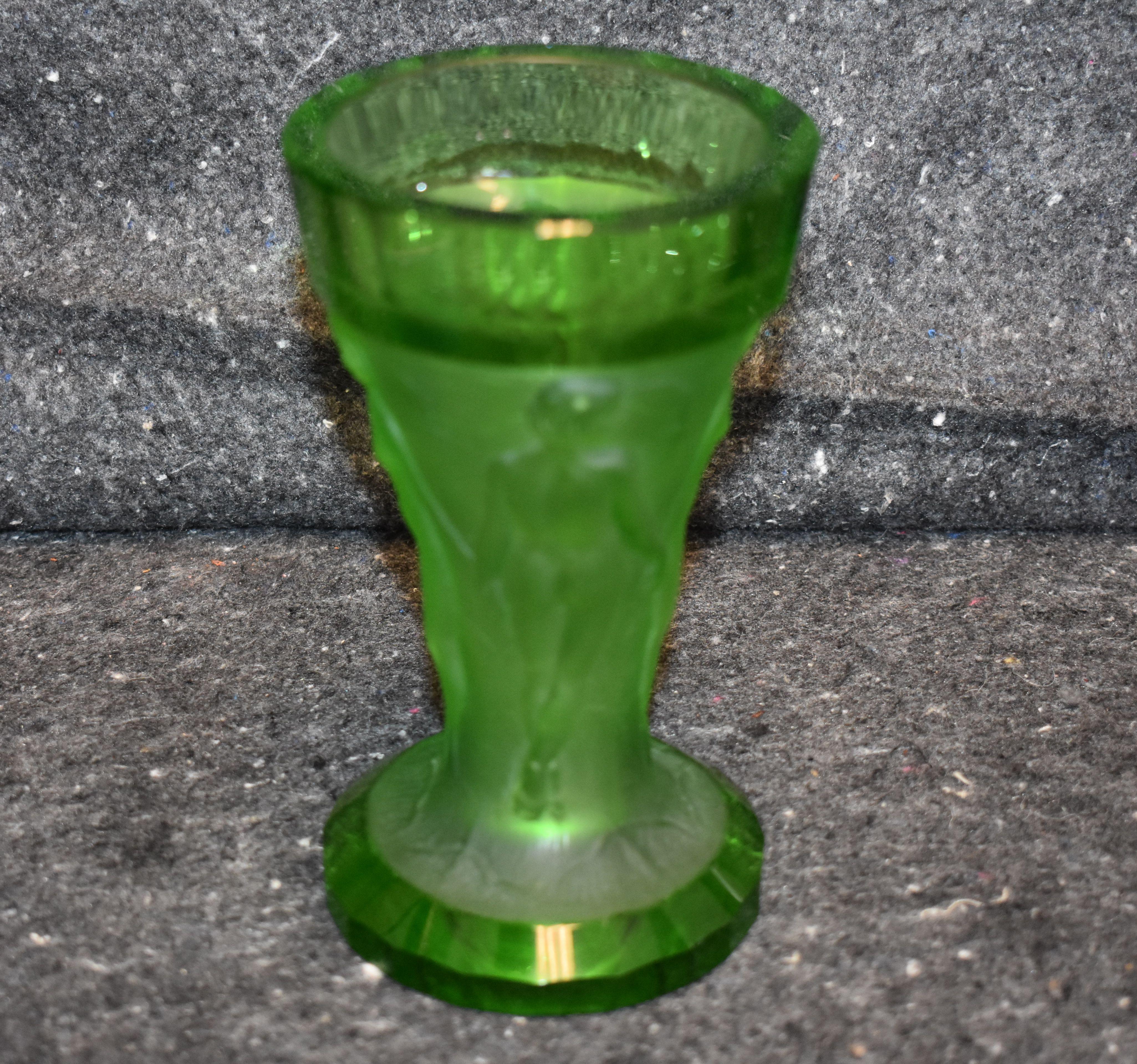 Vaso in vetro di cristallo Uranium smerigliato color nudo di Boemia. Una collezione di cristalli artistici e vetri lisci tagliati dell'inizio del XX secolo.