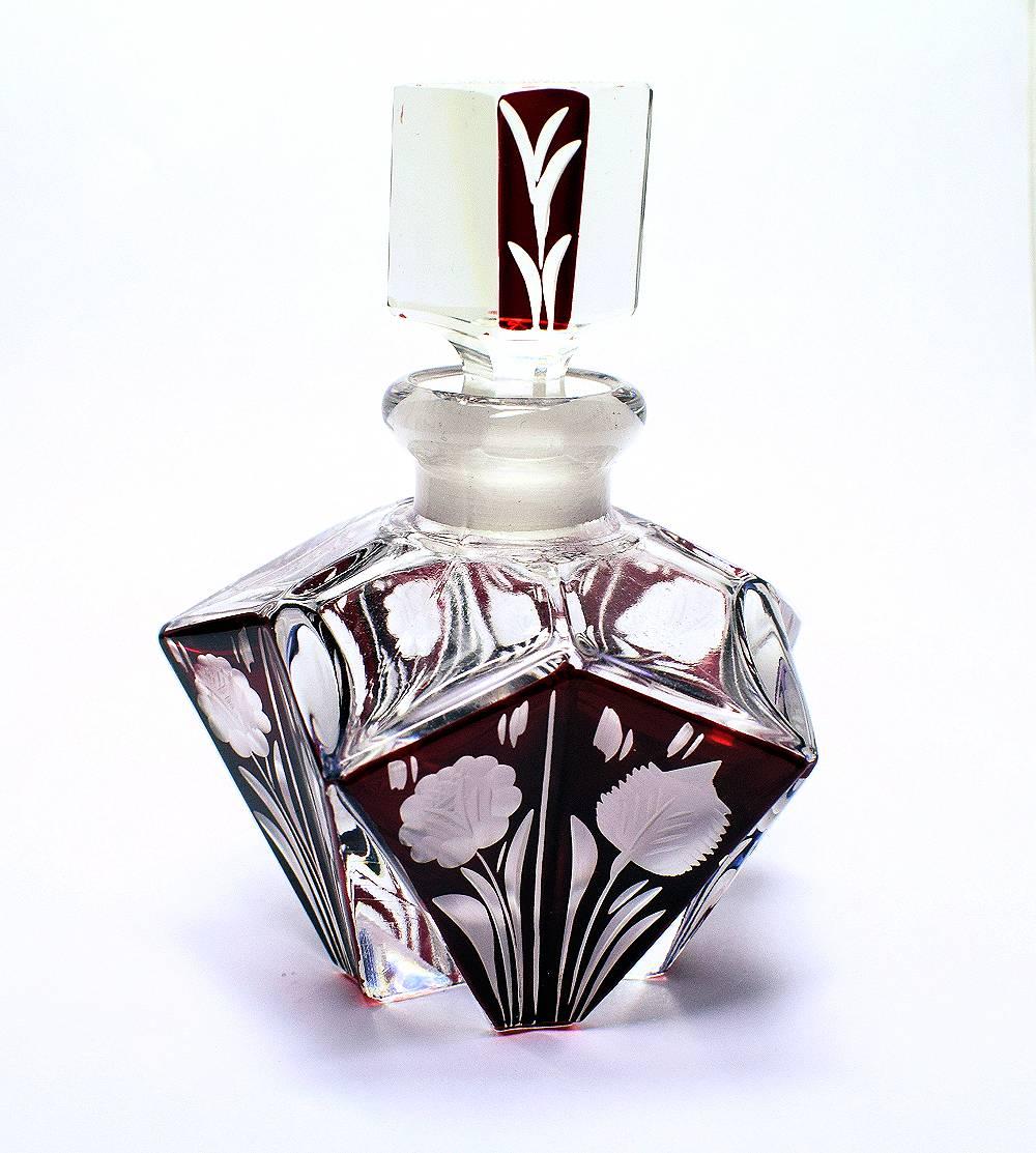 Beautiful and original 1930s geometric Art Deco Czech ladies perfume bottle. The red enamel decoration depicts abstract flower heads. The whole piece is in excellent condition, with no chips, scuffs or fading to report.