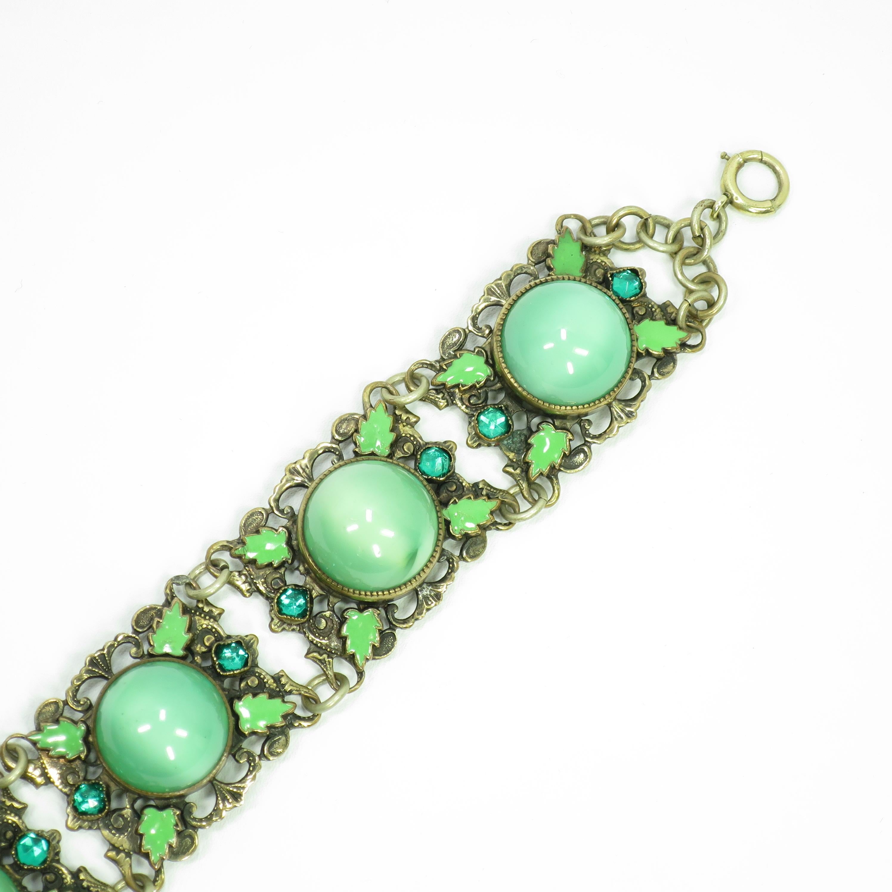 Art Deco Czech Link Bracelet, Green Cats-Eye Chalcedony Glass, 1920s In Good Condition For Sale In Burbank, CA